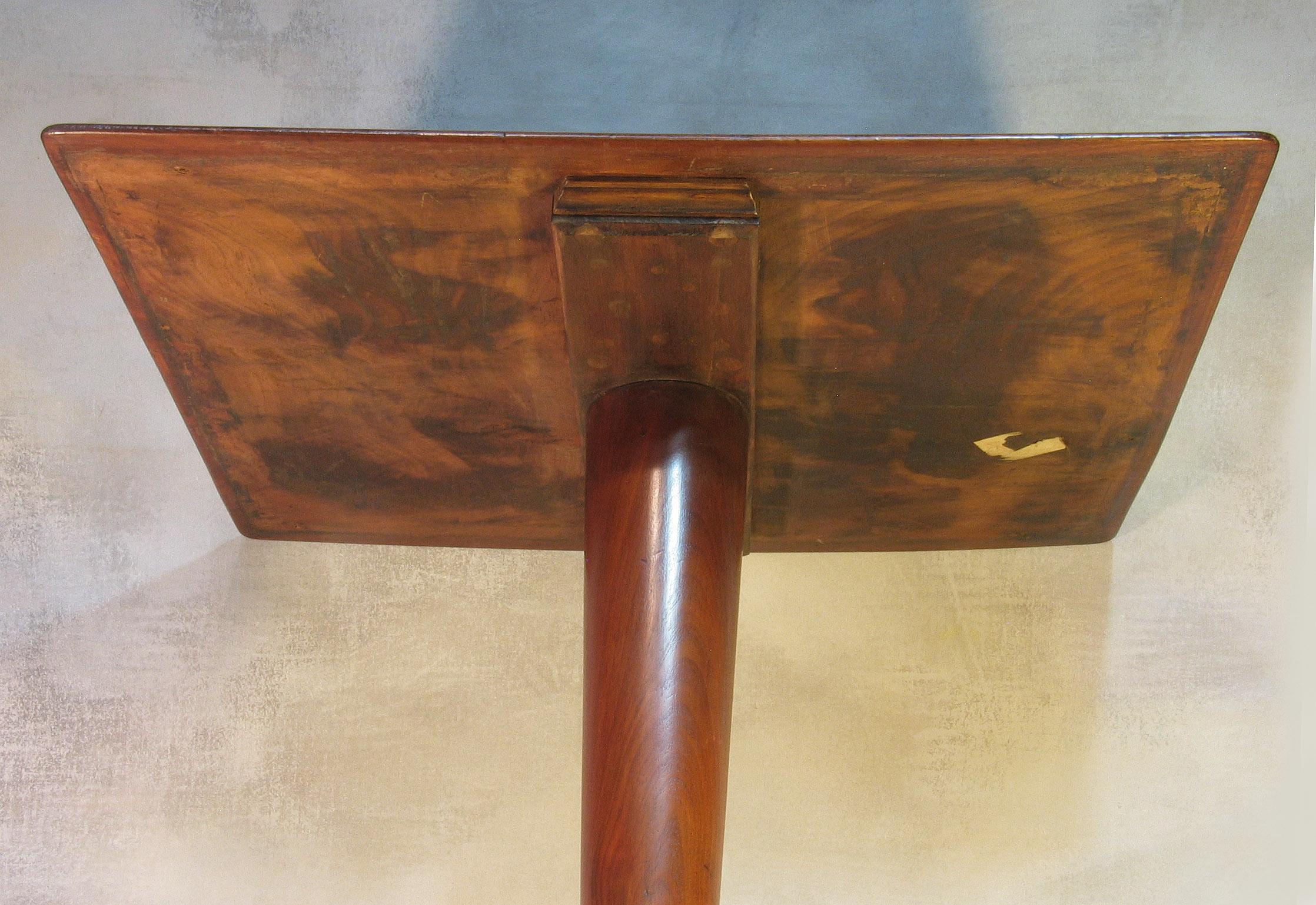 William IV Mahogany Occasional Table circa 1830 with George III Mahogany Tray In Good Condition For Sale In Ottawa, Ontario