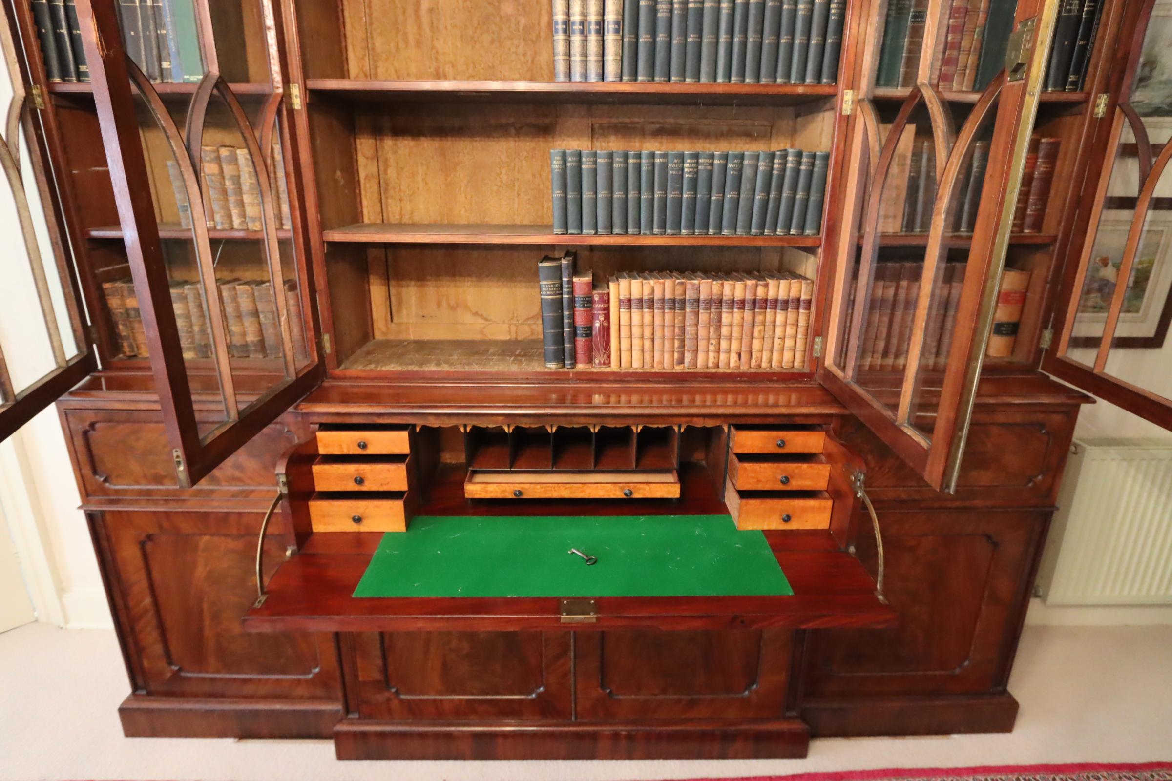 Sekretär-Bücherregal aus Mahagoni im William-IV-Stil, um 1830 im Angebot 1