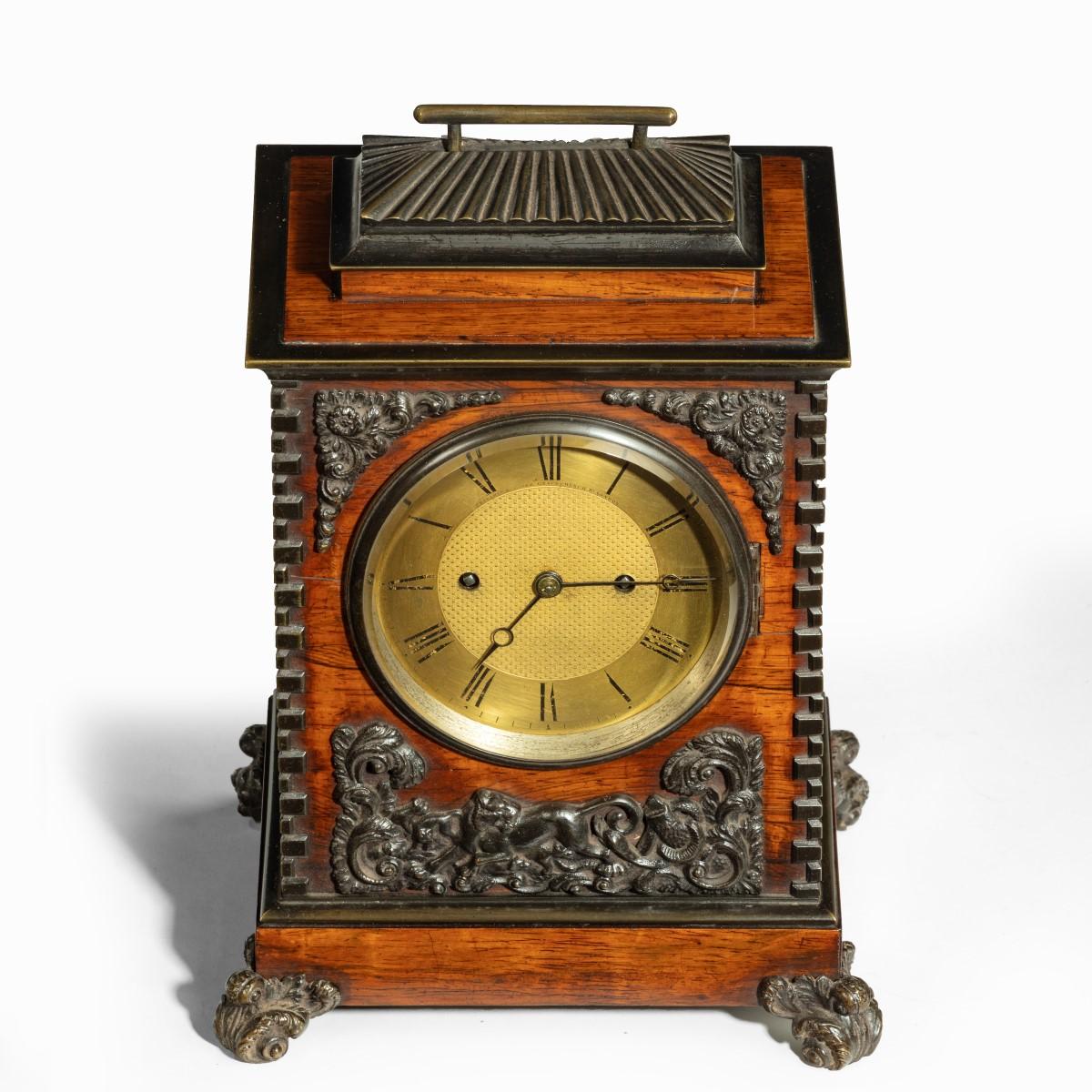 Horloge William IV en bois de rose et bronze par Frodsham 185 & Baker, le mouvement de huit jours en laiton sonnant sur une cloche, la plaque arrière numérotée '292', le cadran circulaire en laiton avec des chiffres romains et un centre tourné,