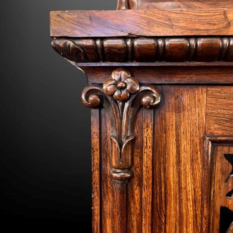 Chantourné Chiffonnier en bois de rose William IV en vente