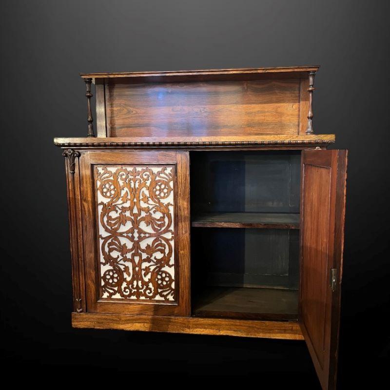 XIXe siècle Chiffonnier en bois de rose William IV en vente