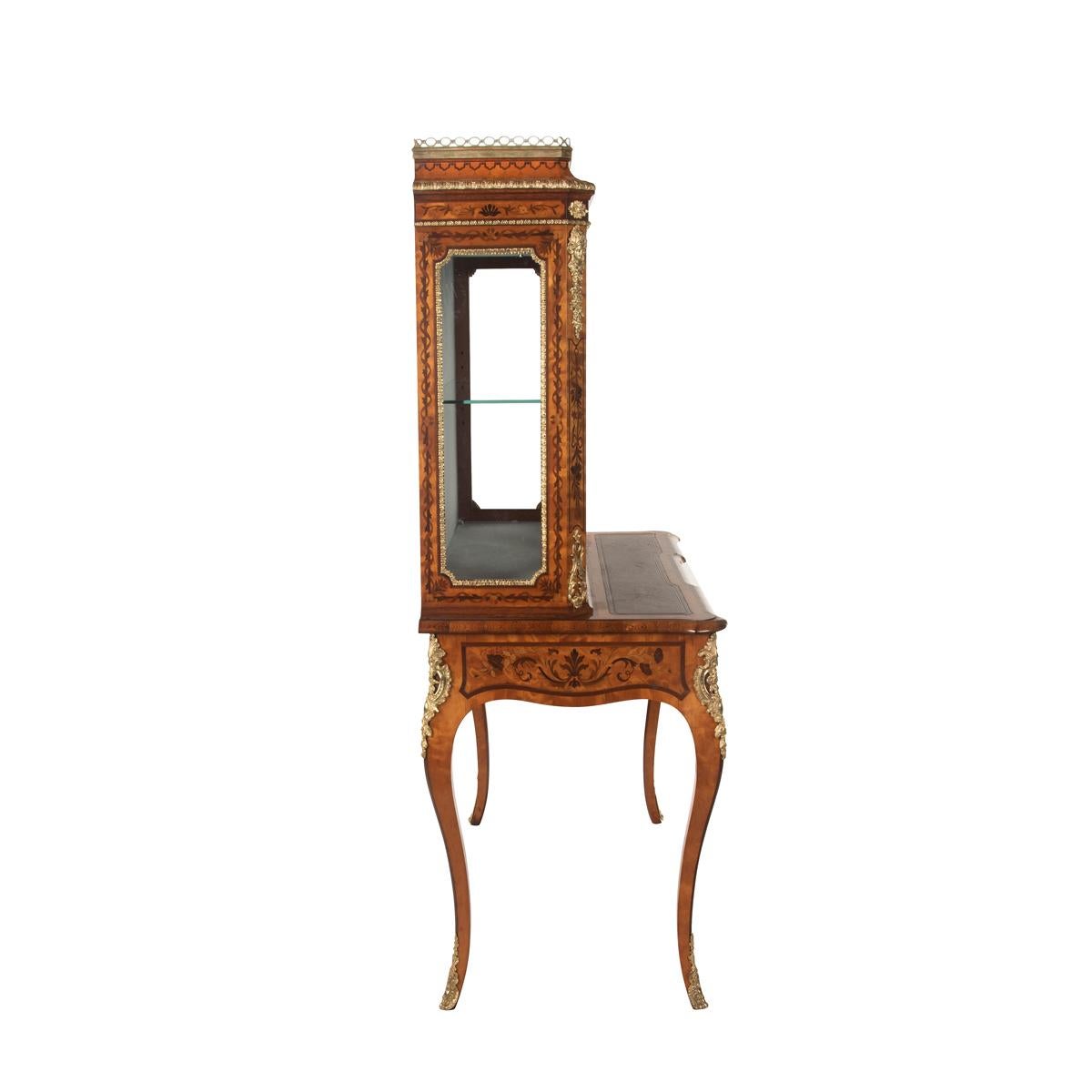 Vetrina in legno di raso di Woods Wood attribuita a Edward Holmes Baldock, con la parte superiore con piano in marmo e galleria in ormolu sopra due grandi porte vetrate, la parte inferiore a forma di scrittoio con l'originale piano di scrittura con