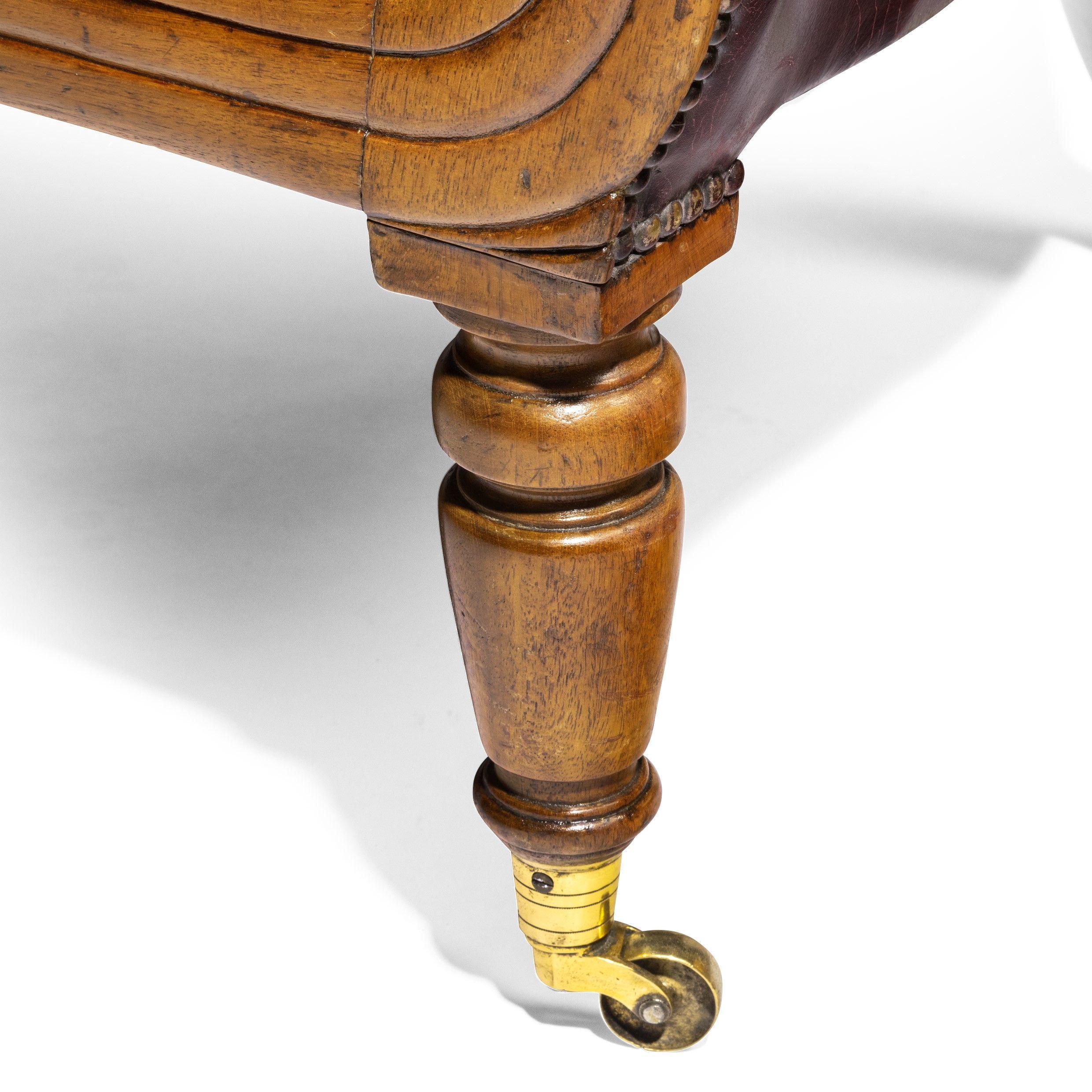 Chaise de bibliothèque William IV en acajou aux proportions généreuses. Rembourré dans nos ateliers en cuir bordeaux vieilli. Elle repose sur des pieds tournés et des roulettes en laiton.

 