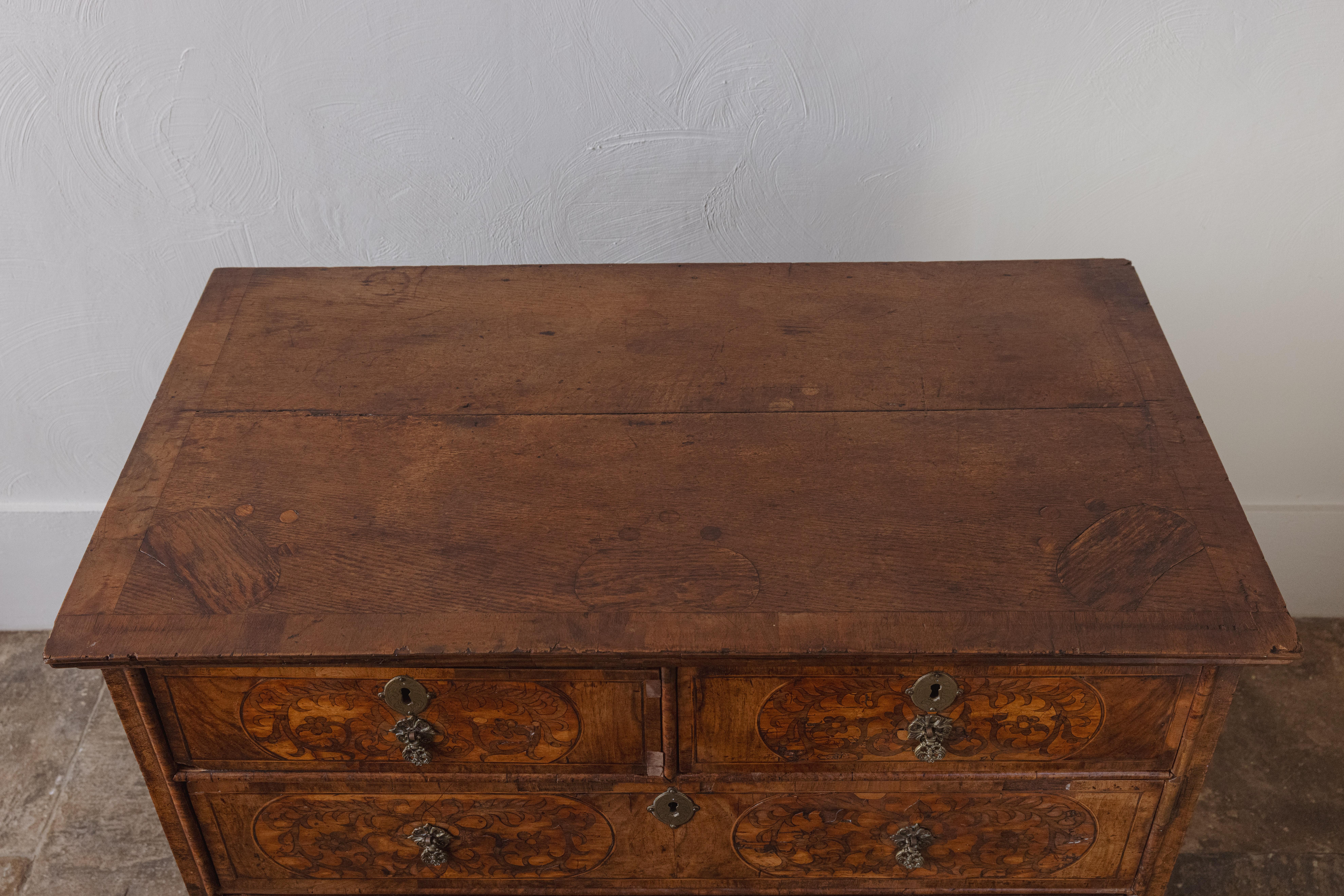 William and Mary Cassettiera con intarsio di alghe in noce William & Mary in vendita