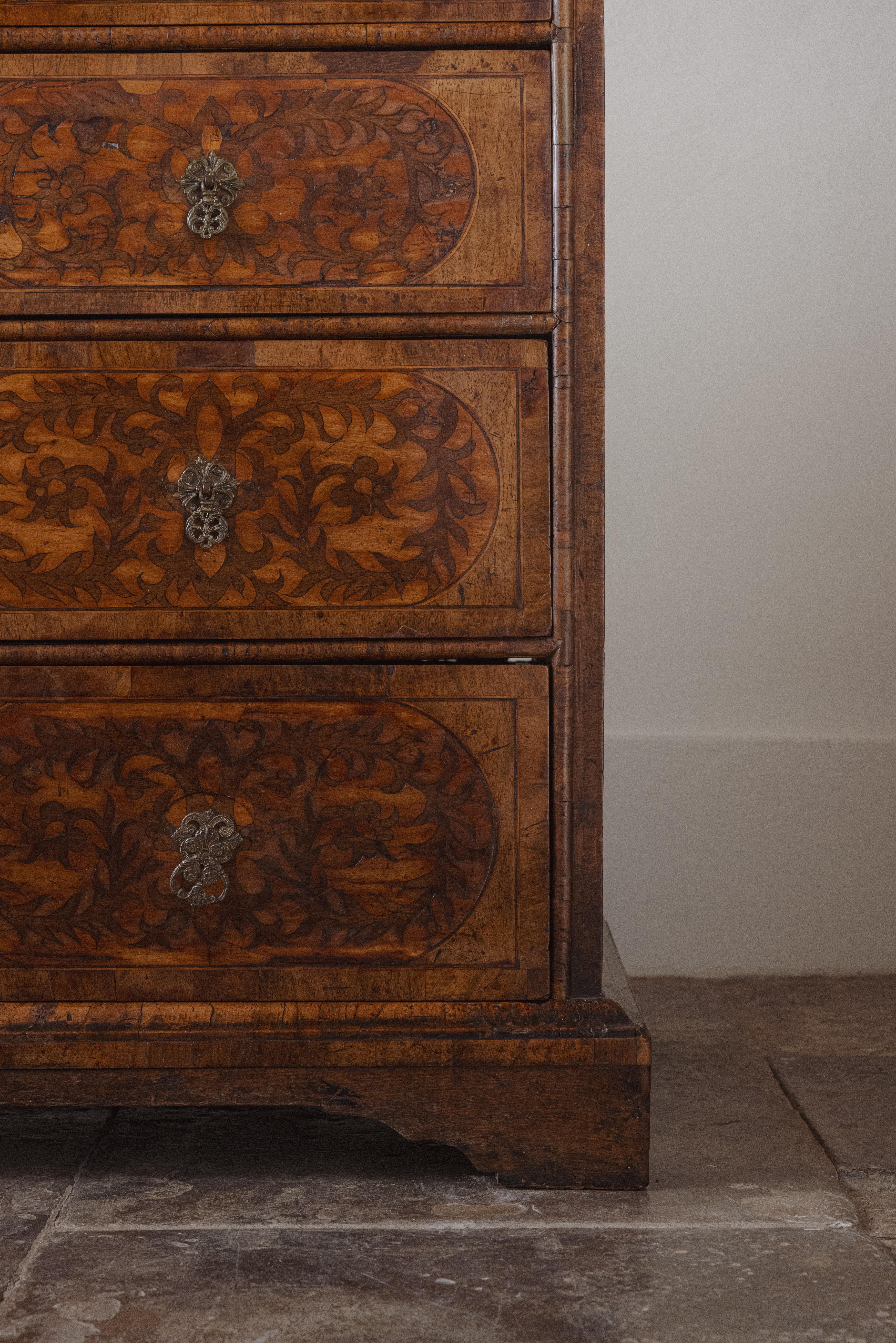 Britannico Cassettiera con intarsio di alghe in noce William & Mary in vendita