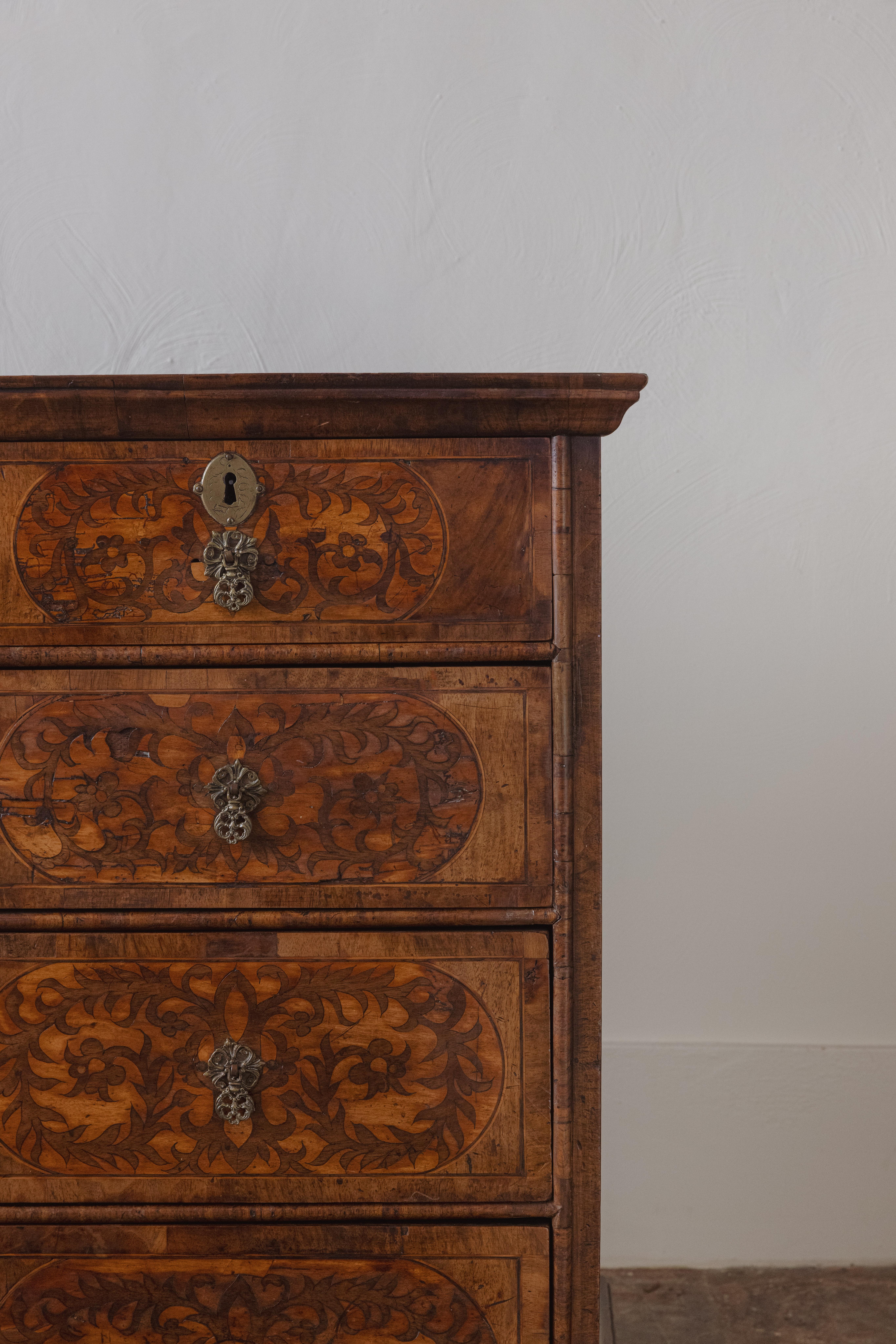 Marqueterie Cassettiera con intarsio di alghe in noce William & Mary in vendita