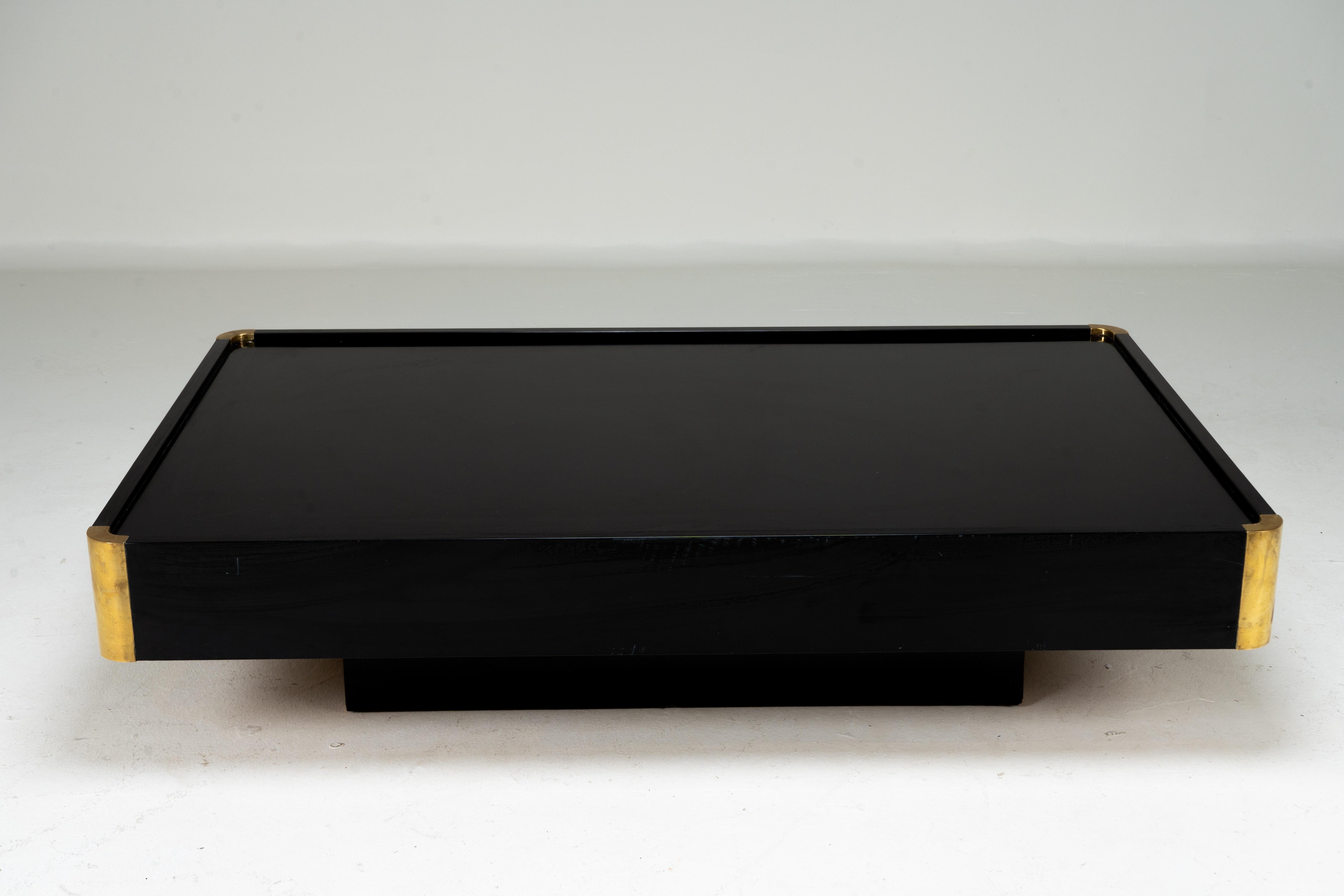 A Willy Rizzo Black Lacquer Coffee Table In Good Condition For Sale In Chicago, IL