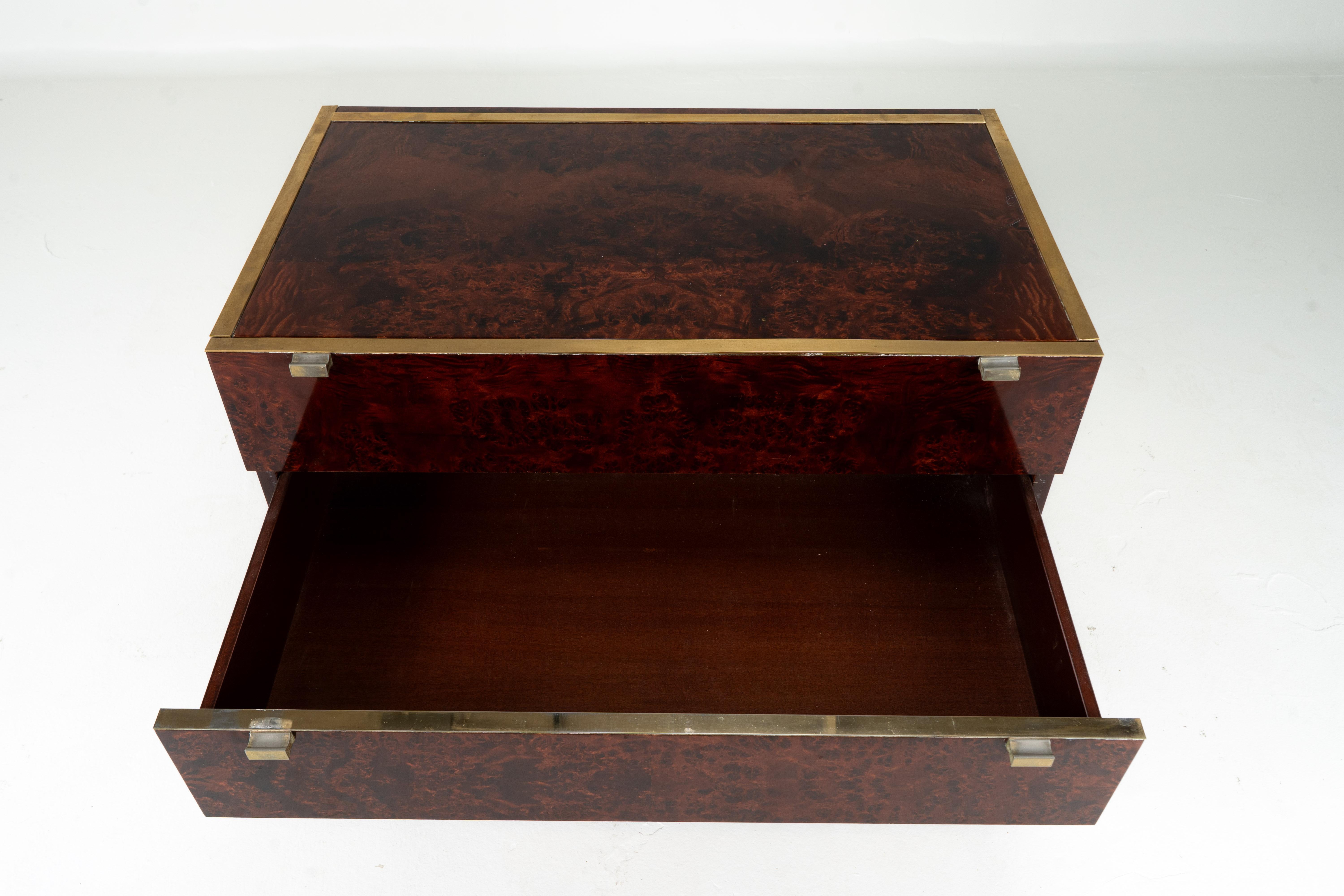 Elegante e senza tempo, questa cassettiera vintage di Willy Rizzo presenta un'elegante impiallacciatura in amboyna laccata con raffinati dettagli in ottone. Progettata nei primi anni '70, offre linee pulite e un'estetica glamour tipica dello stile