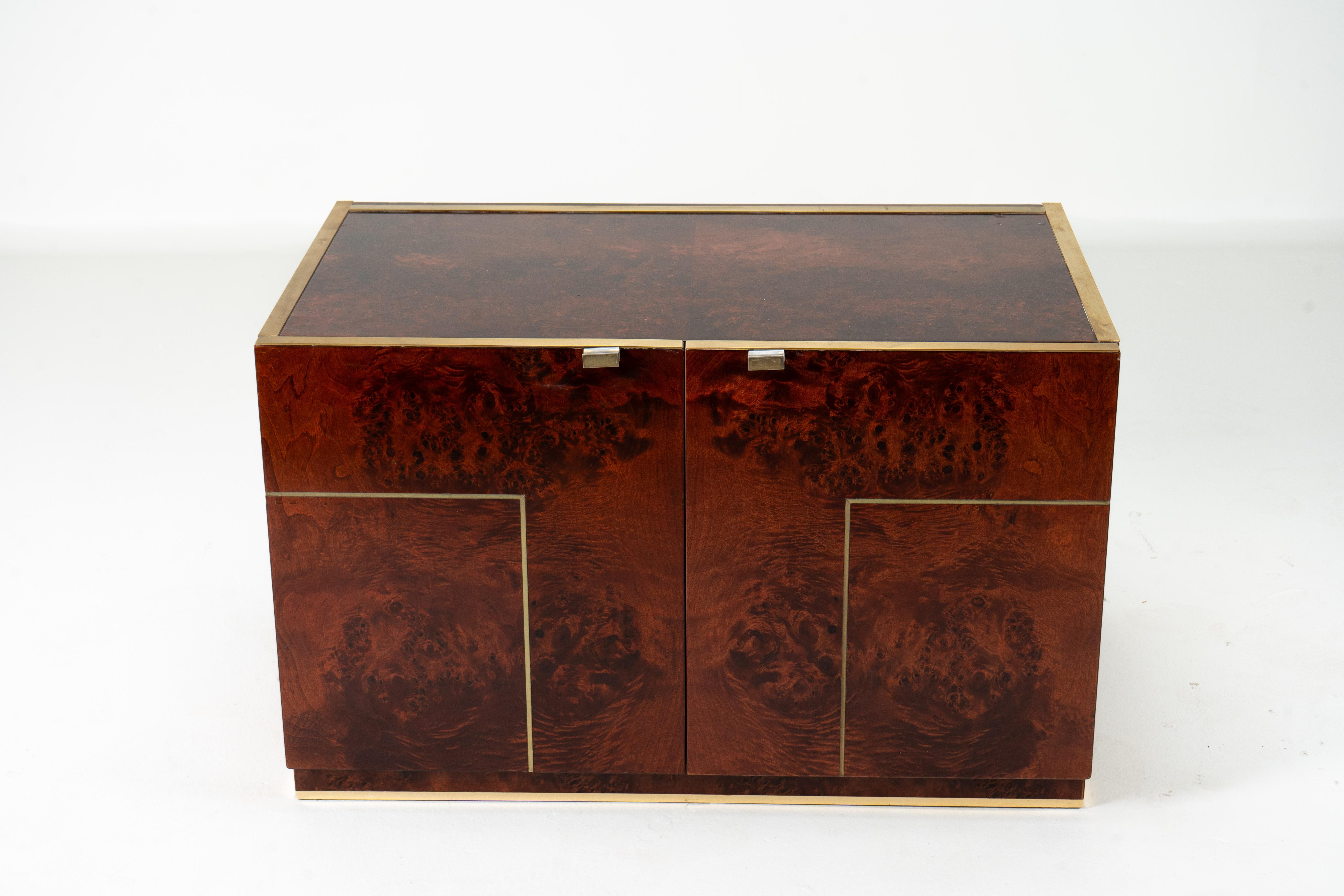 Élégante et intemporelle, cette commode de rangement vintage de Willy Rizzo présente des placages d'amboyna laqués et des détails raffinés d'incrustation en laiton. Conçue au début des années 1970, elle présente des lignes épurées et une esthétique