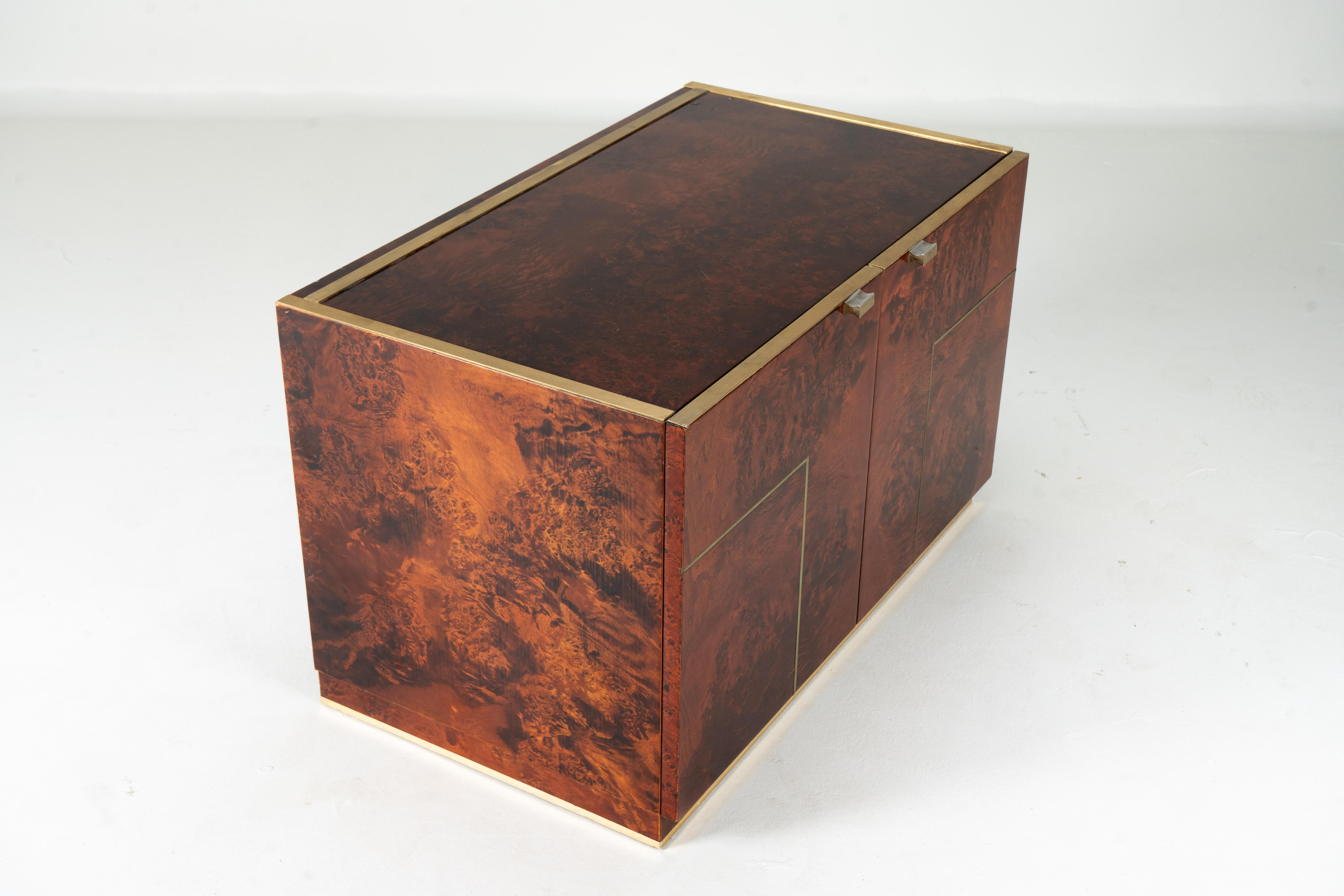 italien Commode Willy Rizzo avec deux portes et garniture en laiton en vente