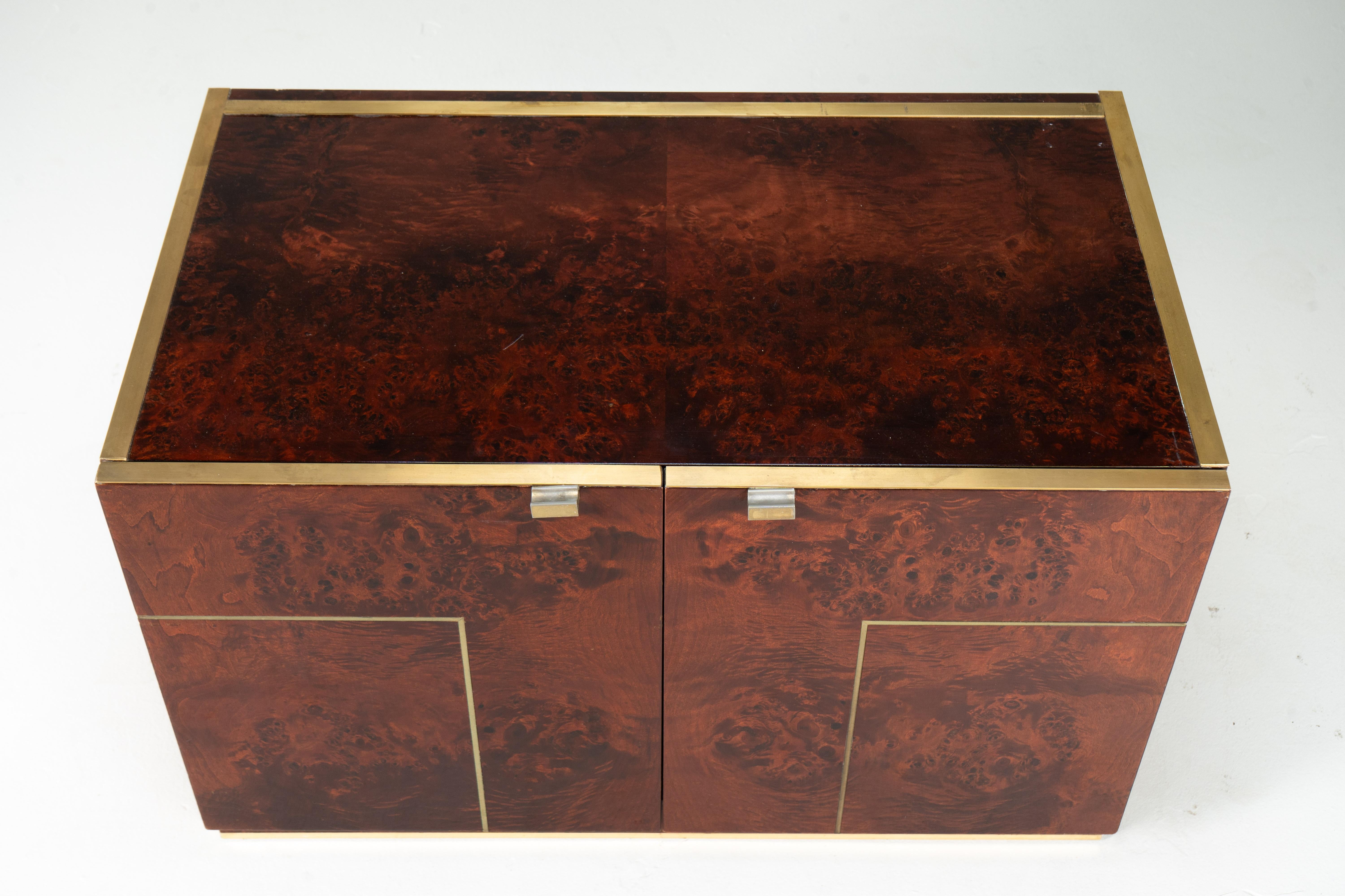 Placage Commode Willy Rizzo avec deux portes et garniture en laiton en vente
