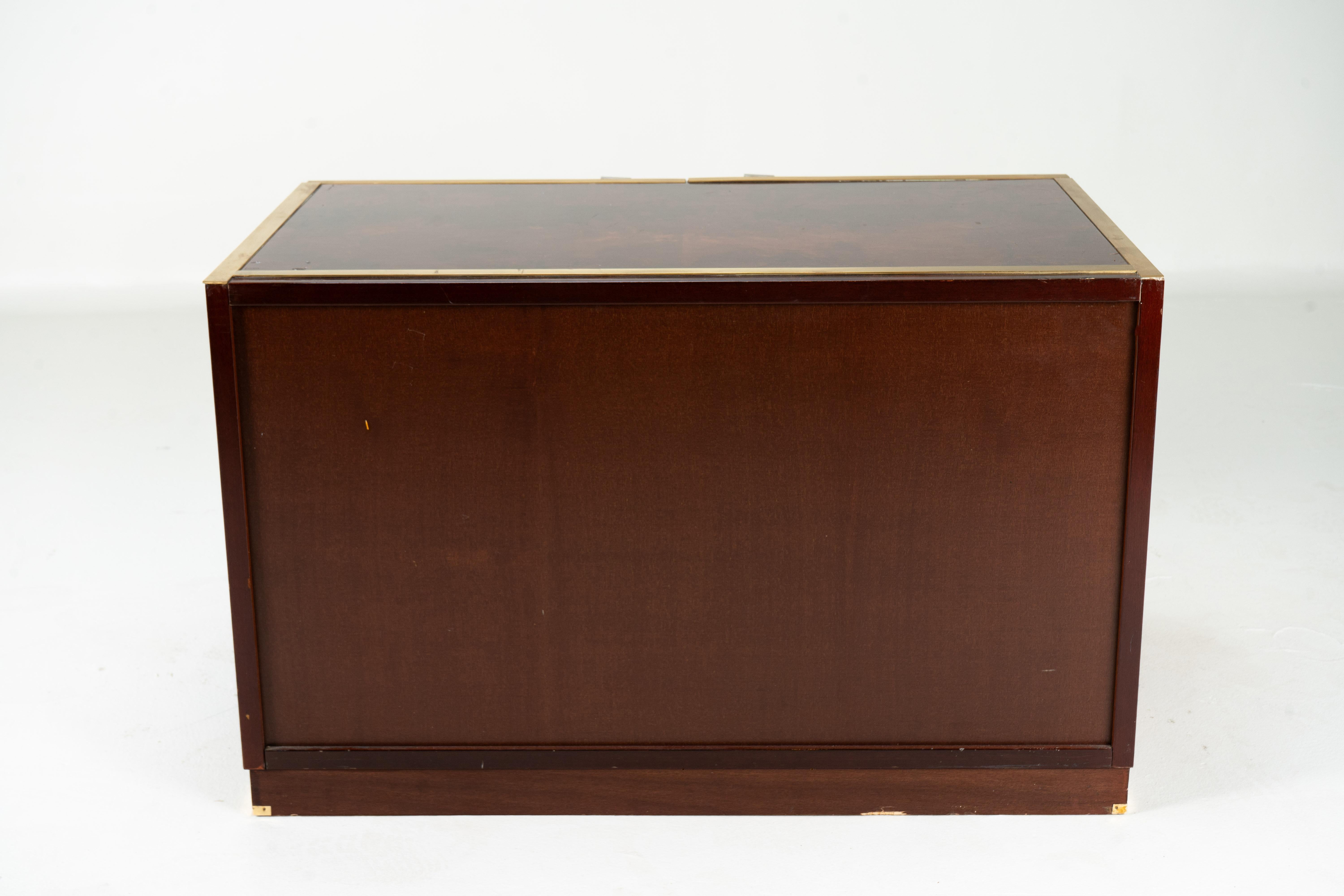 Commode Willy Rizzo avec deux portes et garniture en laiton Bon état - En vente à Chicago, IL