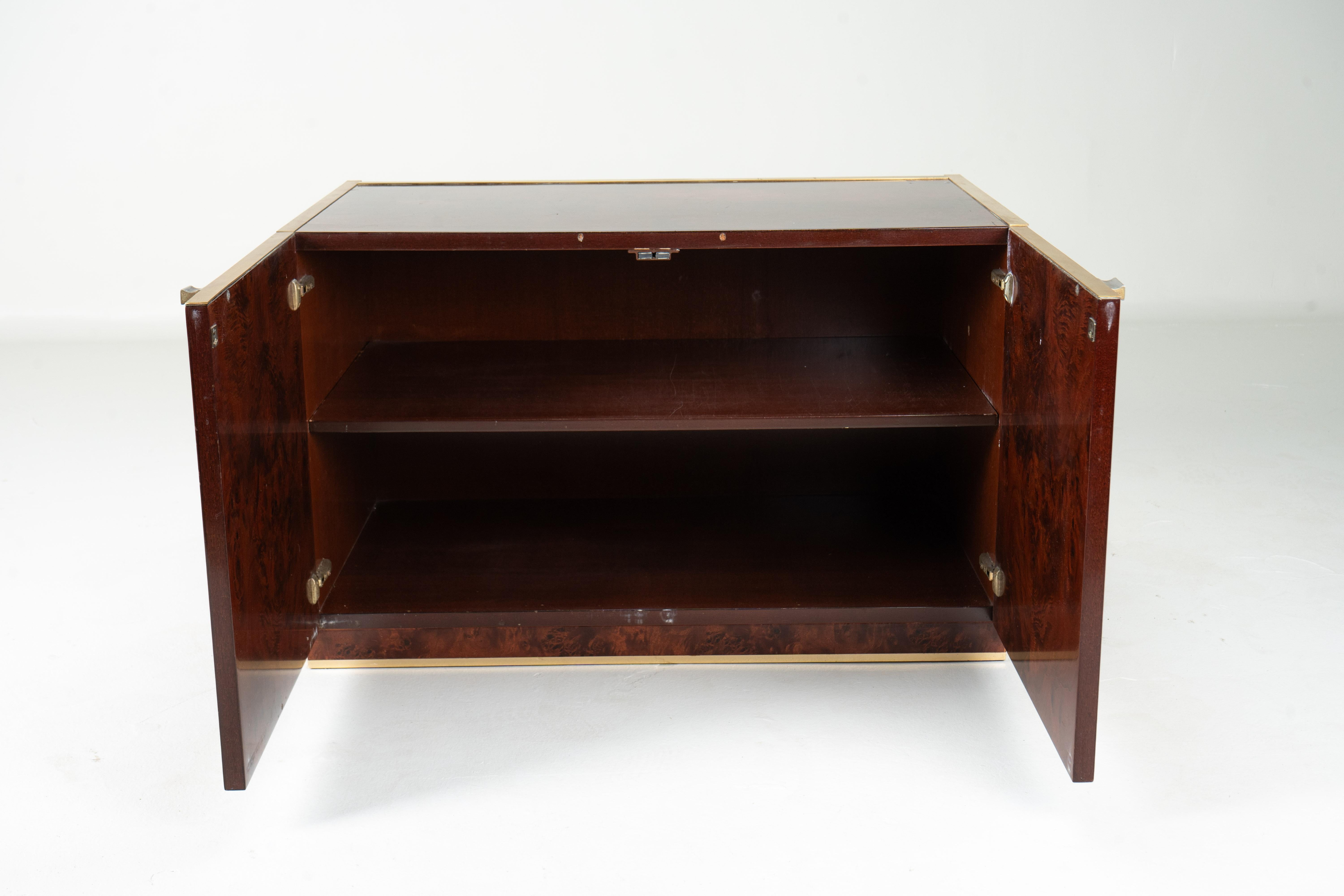 Commode Willy Rizzo avec deux portes et garniture en laiton en vente 2