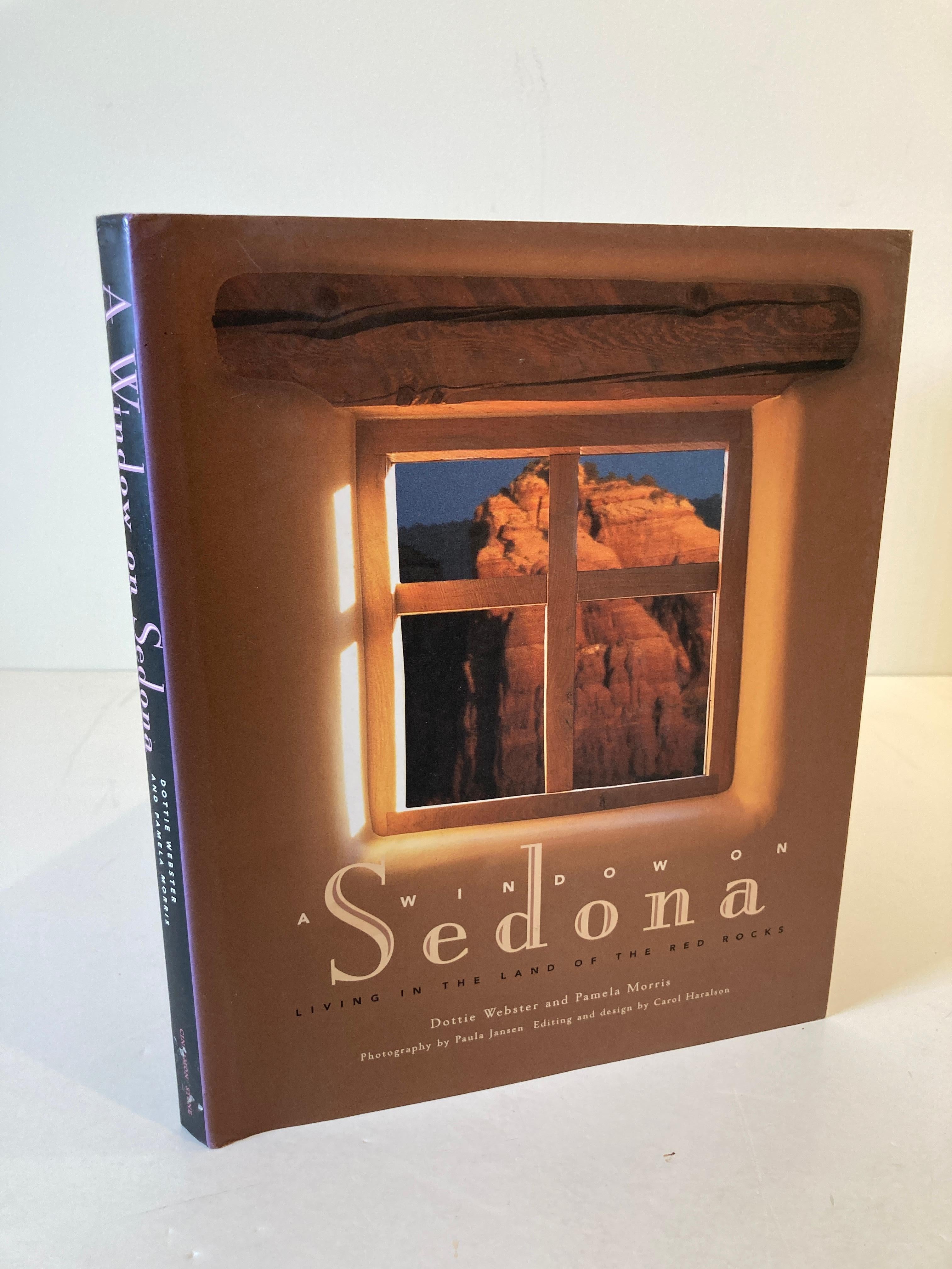Fenêtre sur Sedona - Vivre au pays des roches rouges, par Dottie Webster Livre Bon état - En vente à North Hollywood, CA