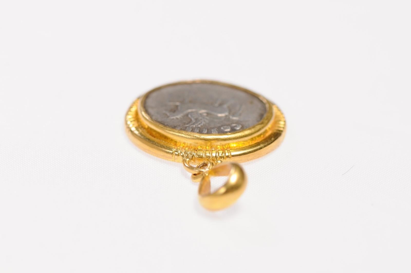 Eine geflügelte Pegasus-Münze in 22kt Gold-Anhänger im Zustand „Hervorragend“ im Angebot in Atlanta, GA