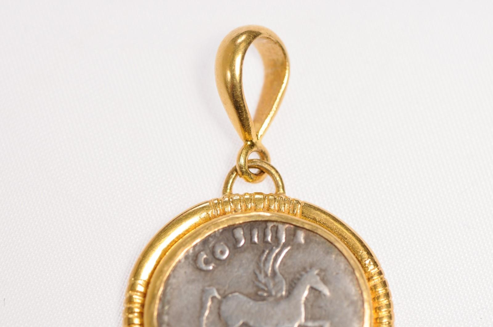 Eine geflügelte Pegasus-Münze in 22kt Gold-Anhänger im Angebot 1