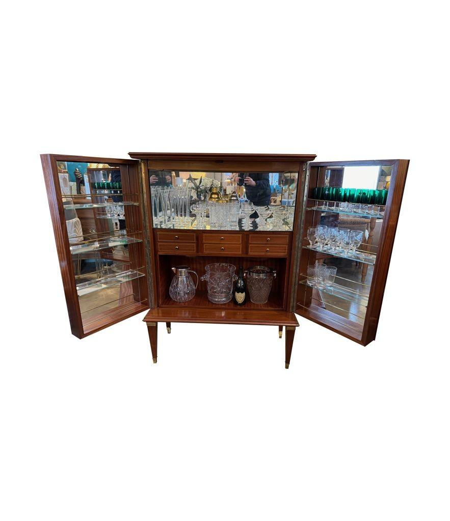 Art Déco Un meraviglioso mobile bar a due ante del 1950 di Paolo Buffa con pannelli in finta malachite in vendita