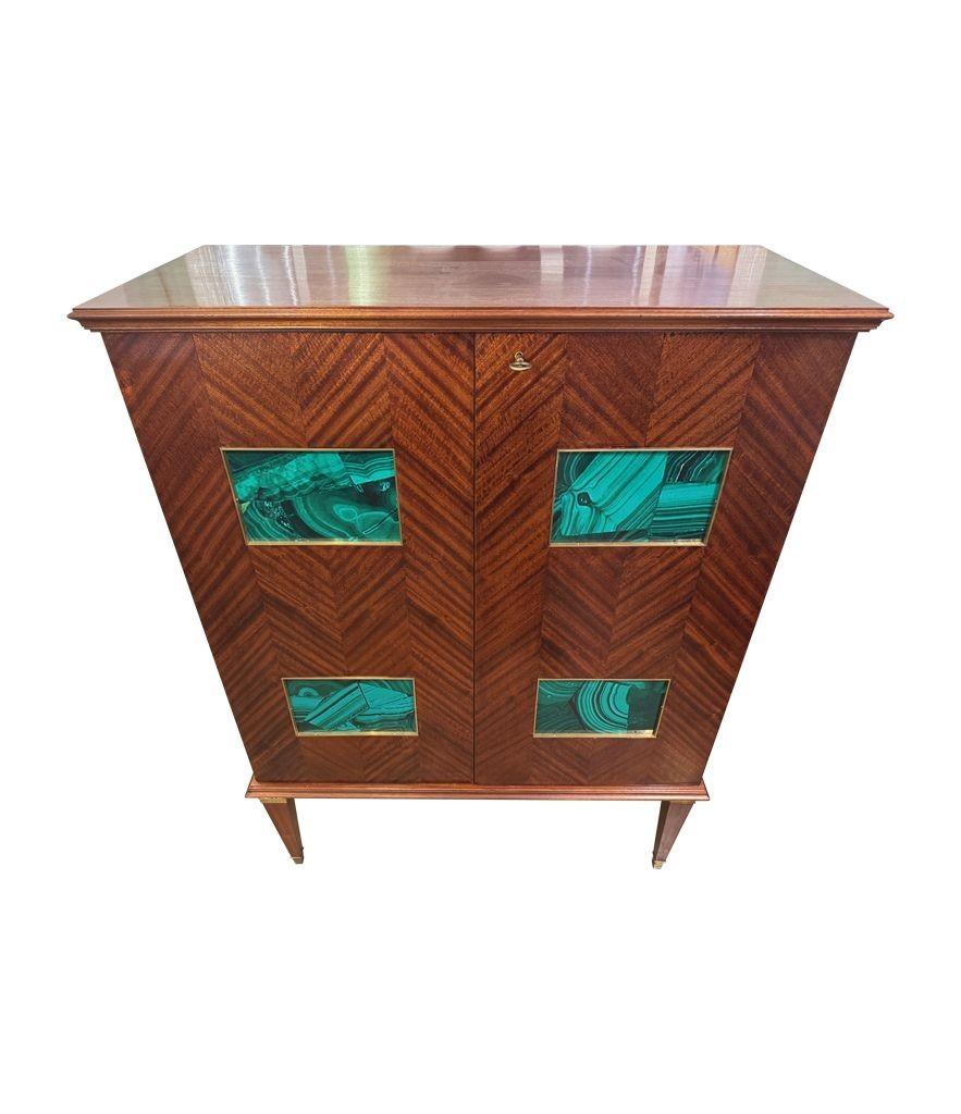 Un meraviglioso mobile bar a due ante del 1950 di Paolo Buffa con pannelli in finta malachite In condizioni buone in vendita a London, GB