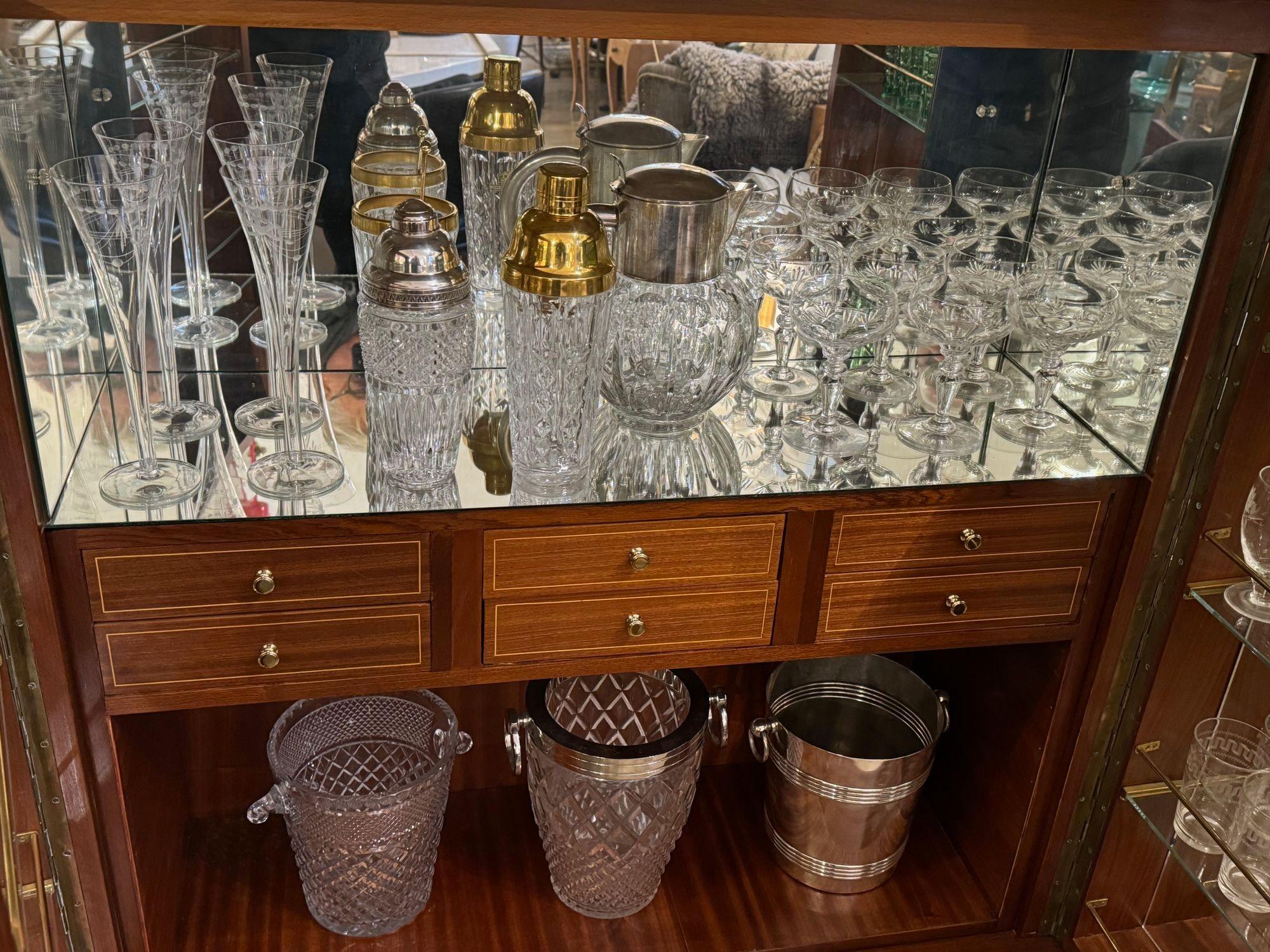 Ottone Un meraviglioso mobile bar a due ante del 1950 di Paolo Buffa con pannelli in finta malachite in vendita