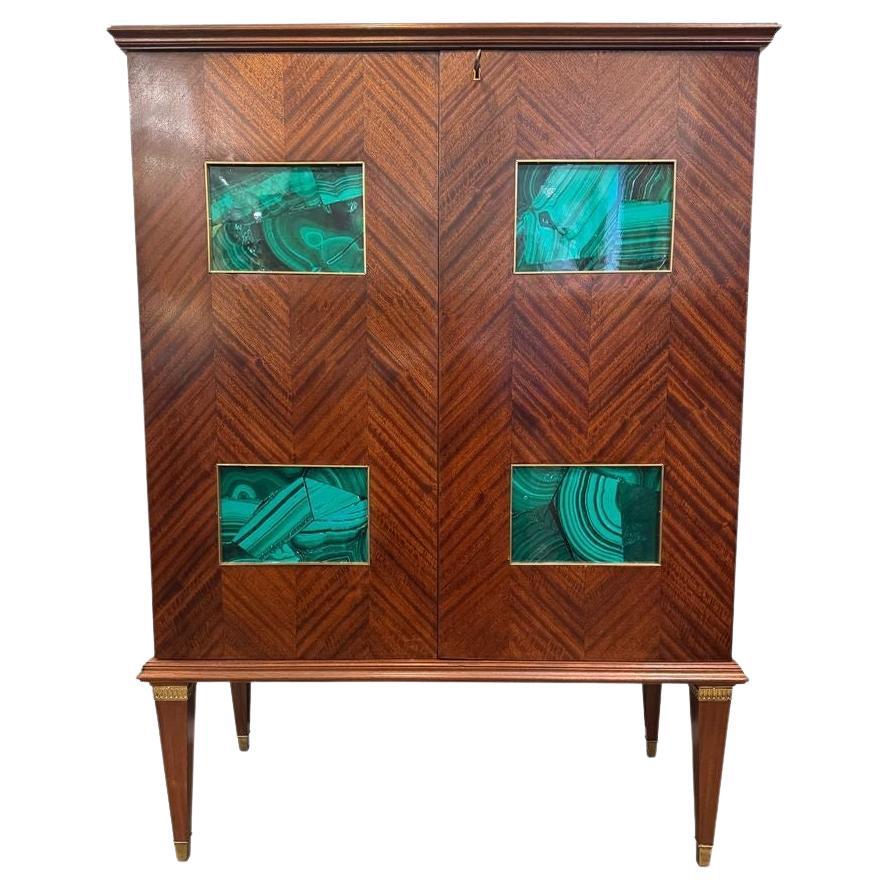 Maravilloso mueble bar de dos puertas de 1950 de Paolo Buffa con paneles de malaquita de imitación