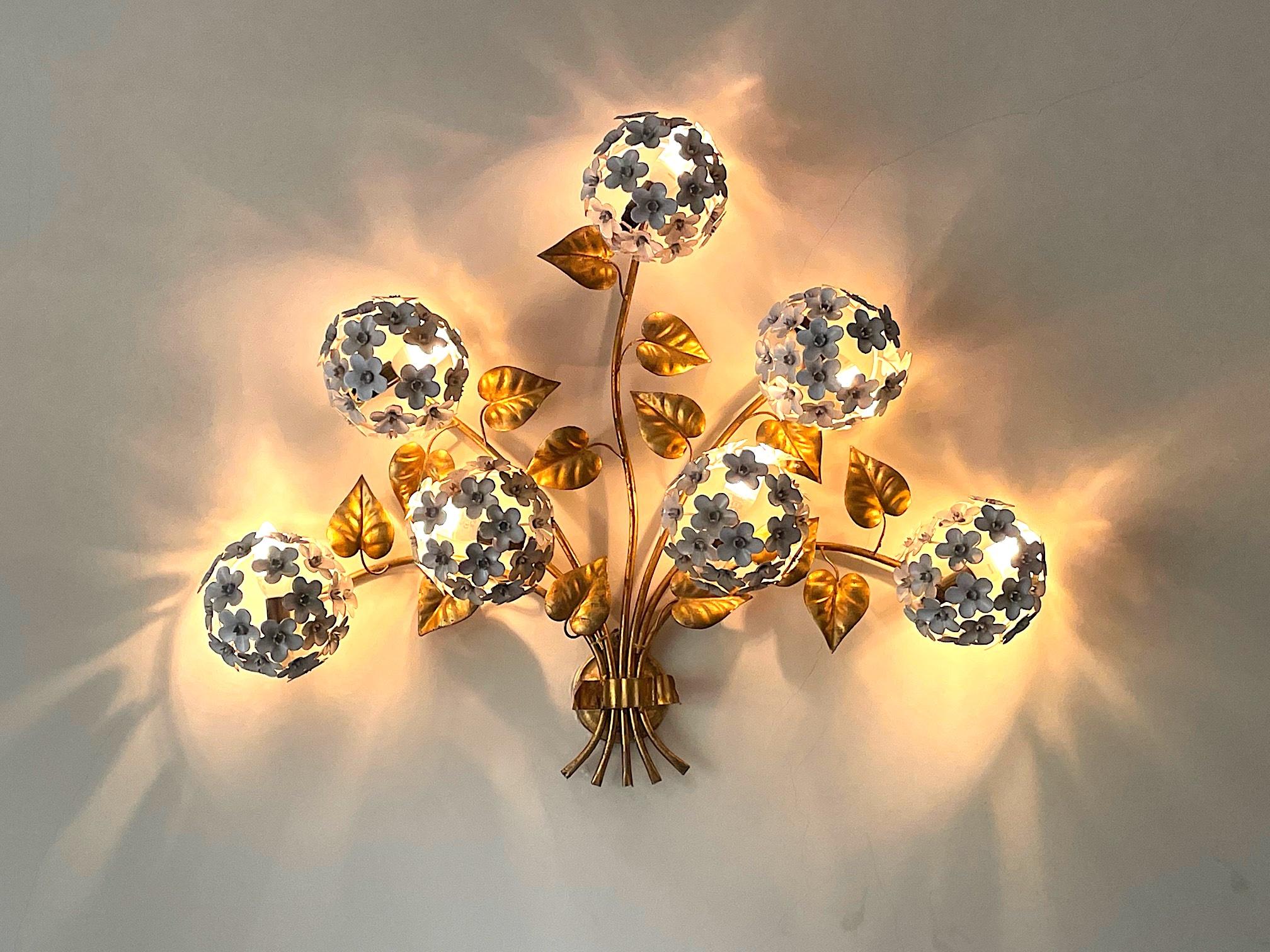 A wonderful 1950s French hydrangea wall light with gilt metal frame and seven enamel white hydrangea flowers each with a light behind the flowers. Re wired with new fittings and PAT tested.
This piece looks great as piece of wall art and then comes