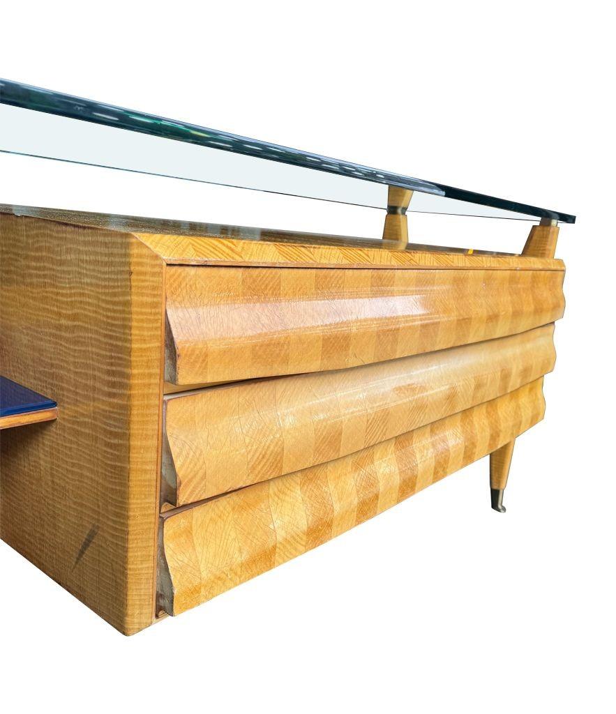 A wonderful 1950s marquetry maplewood console dresser desk by Vittorio Dassi en vente 8