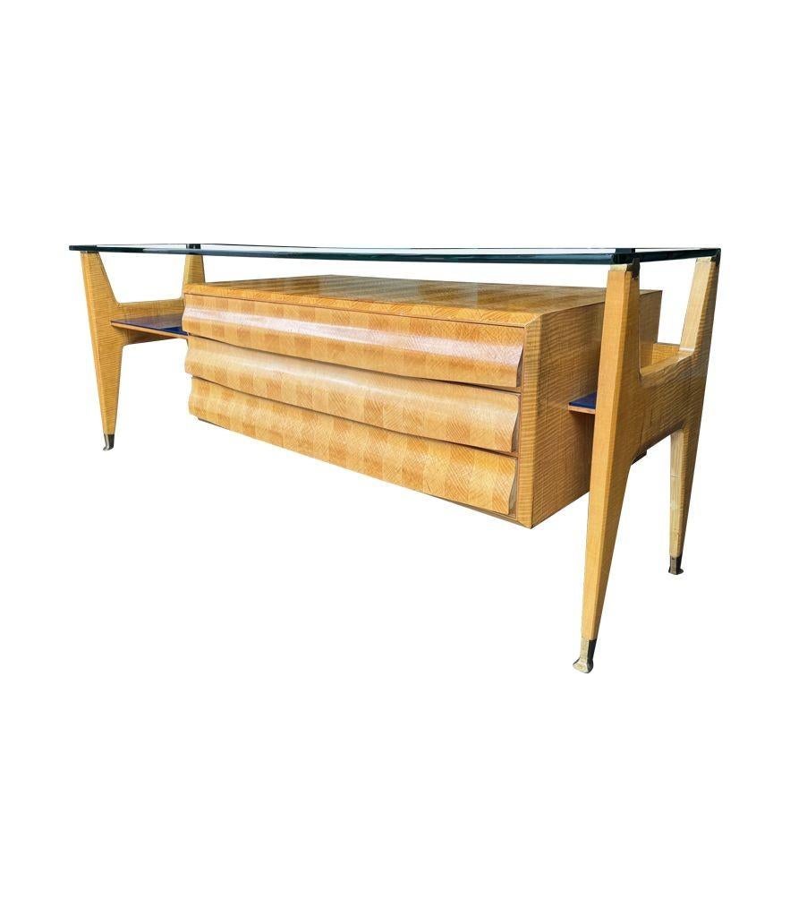 italien A wonderful 1950s marquetry maplewood console dresser desk by Vittorio Dassi en vente