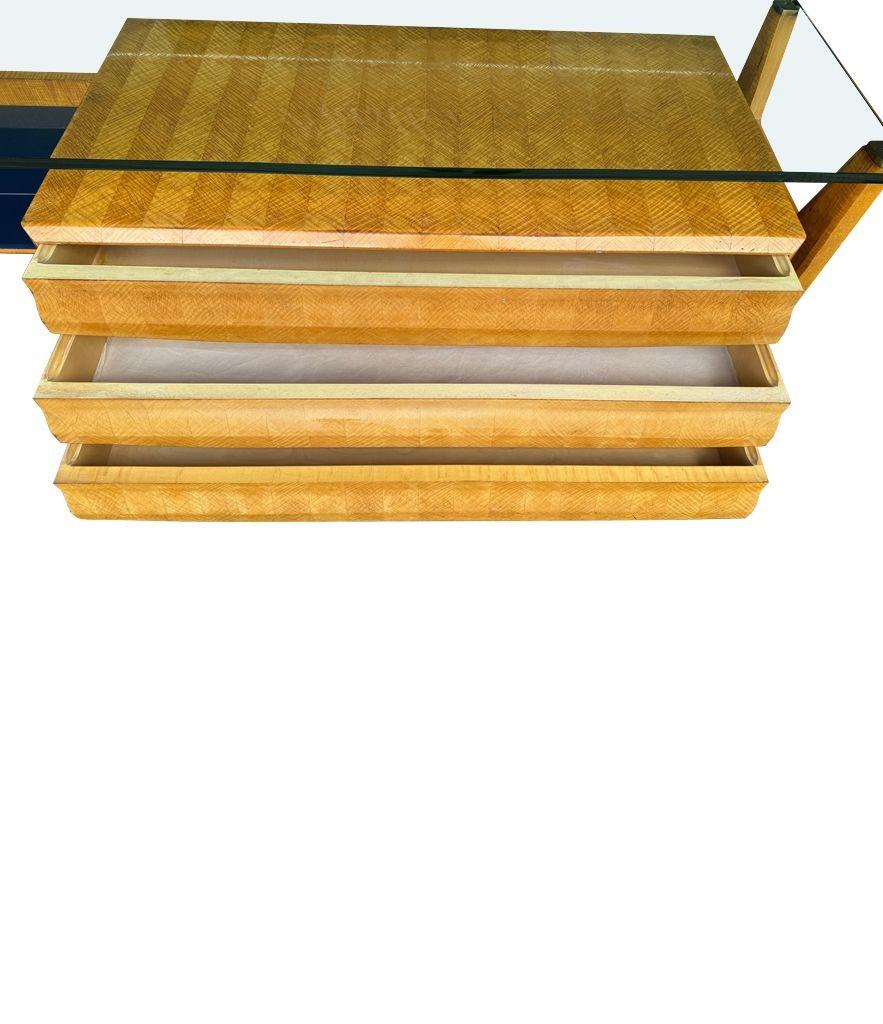 Laiton A wonderful 1950s marquetry maplewood console dresser desk by Vittorio Dassi en vente