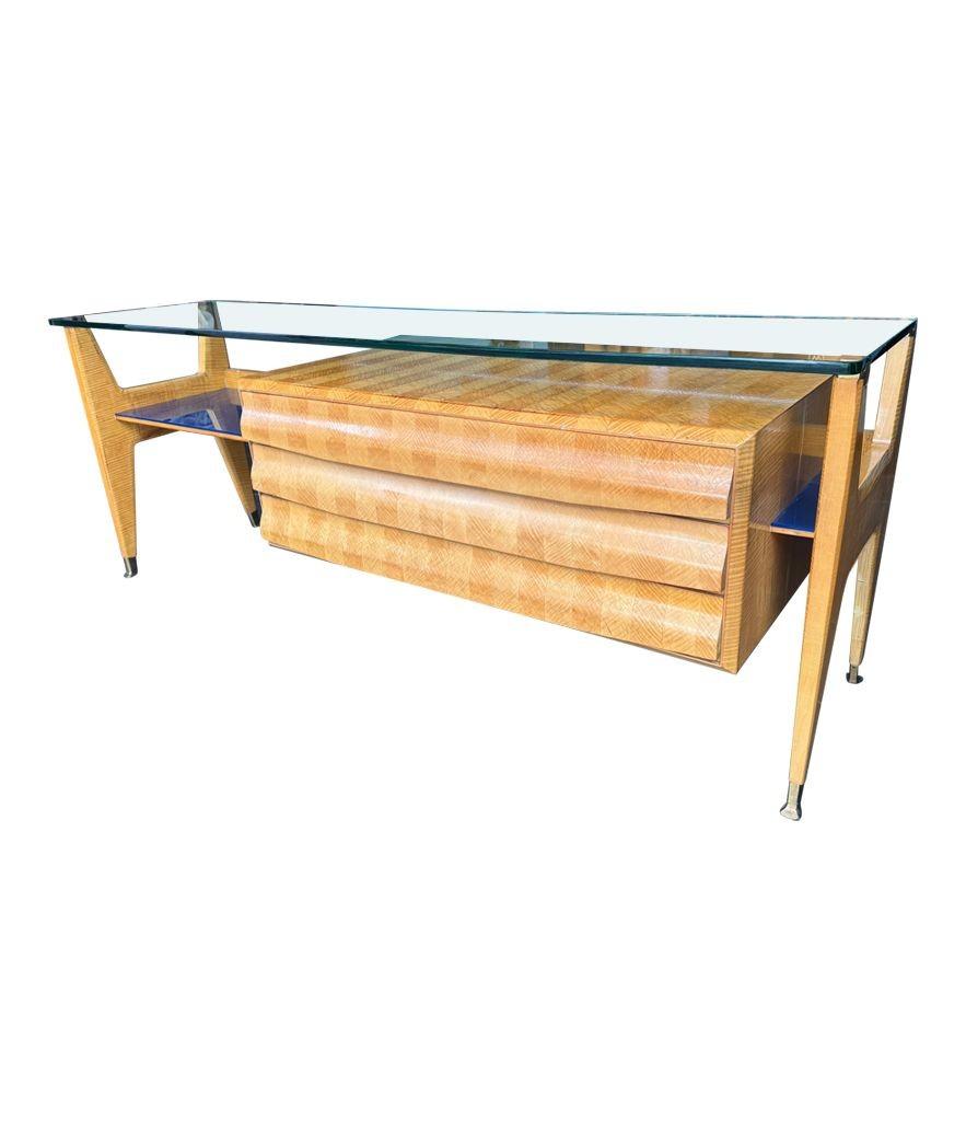 A wonderful 1950s marquetry maplewood console dresser desk by Vittorio Dassi en vente 2