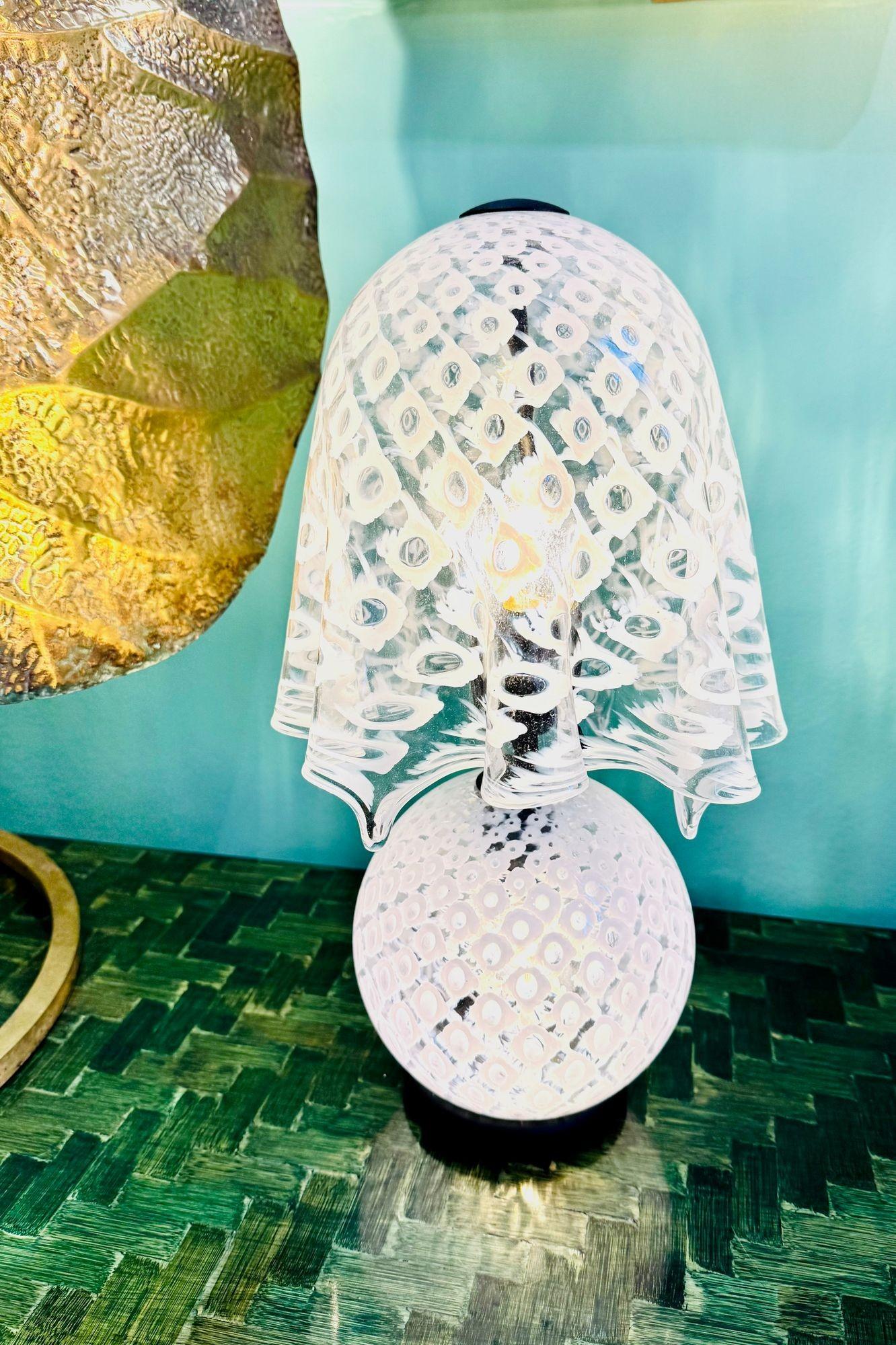 Una meravigliosa lampada a fazzoletto in vetro di Murano degli anni '70 di La Murrina, con dettagli in vetro di Murano pavone.  Timbrata con la targhetta La Murrina. La base e la parte superiore della lampada sono dotate di una luce che illumina