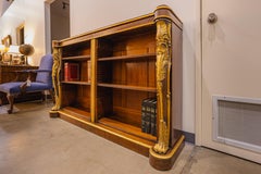Una preciosa estantería abierta del siglo XIX, de la época de Guillermo IV, de caoba y con detalles dorados
