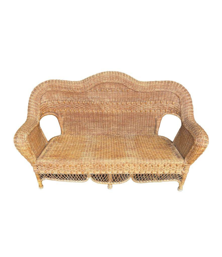 Mid-Century Modern Magnifique canapé courbé en bois et osier tissé des années 1960 avec détails perlés en vente