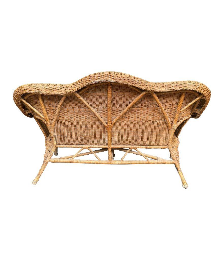 Osier Magnifique canapé courbé en bois et osier tissé des années 1960 avec détails perlés en vente
