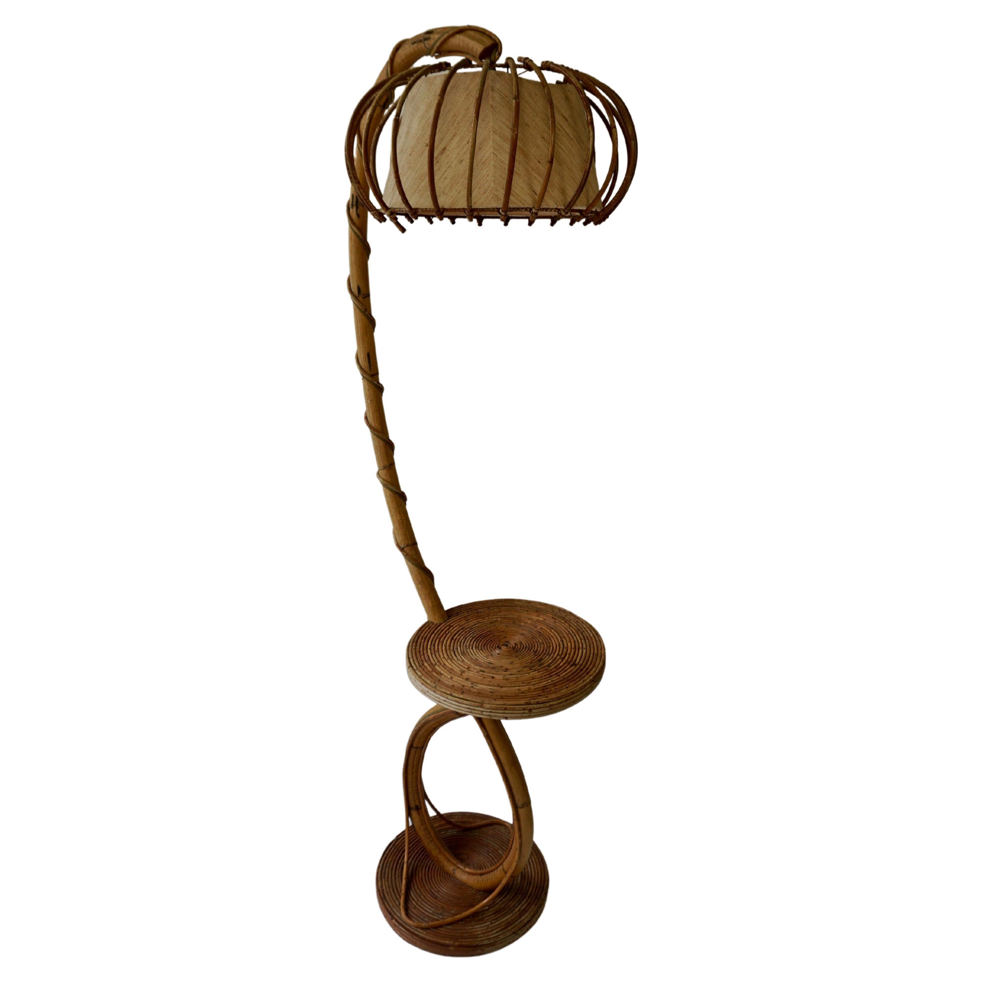 Maravillosa y elegante lámpara de pie francesa de bambú de los años 60, obra de Louis Sognot, con tija de bambú y pantalla original de ratán y pergamino.

Louis Sognot fue un diseñador francés conocido sobre todo por sus elegantes muebles fabricados