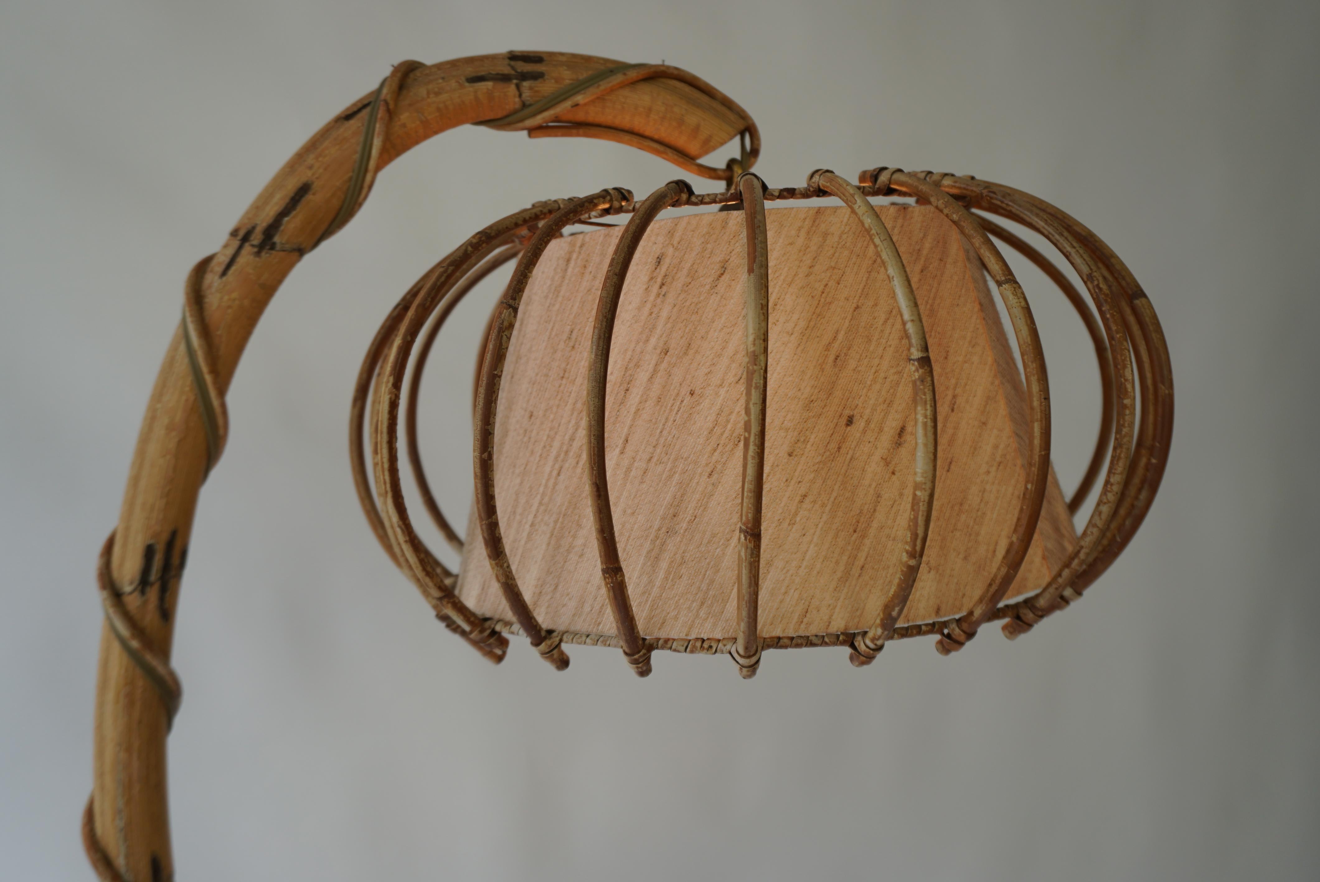 Maravillosa lámpara de pie francesa de bambú de los años 60, de Louis Sognot, con pantalla original Francés en venta