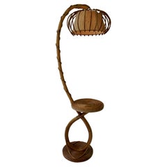 Eine wunderbare französische Stehlampe aus Bambus der 1960er Jahre von Louis Sognot mit Originalschirm