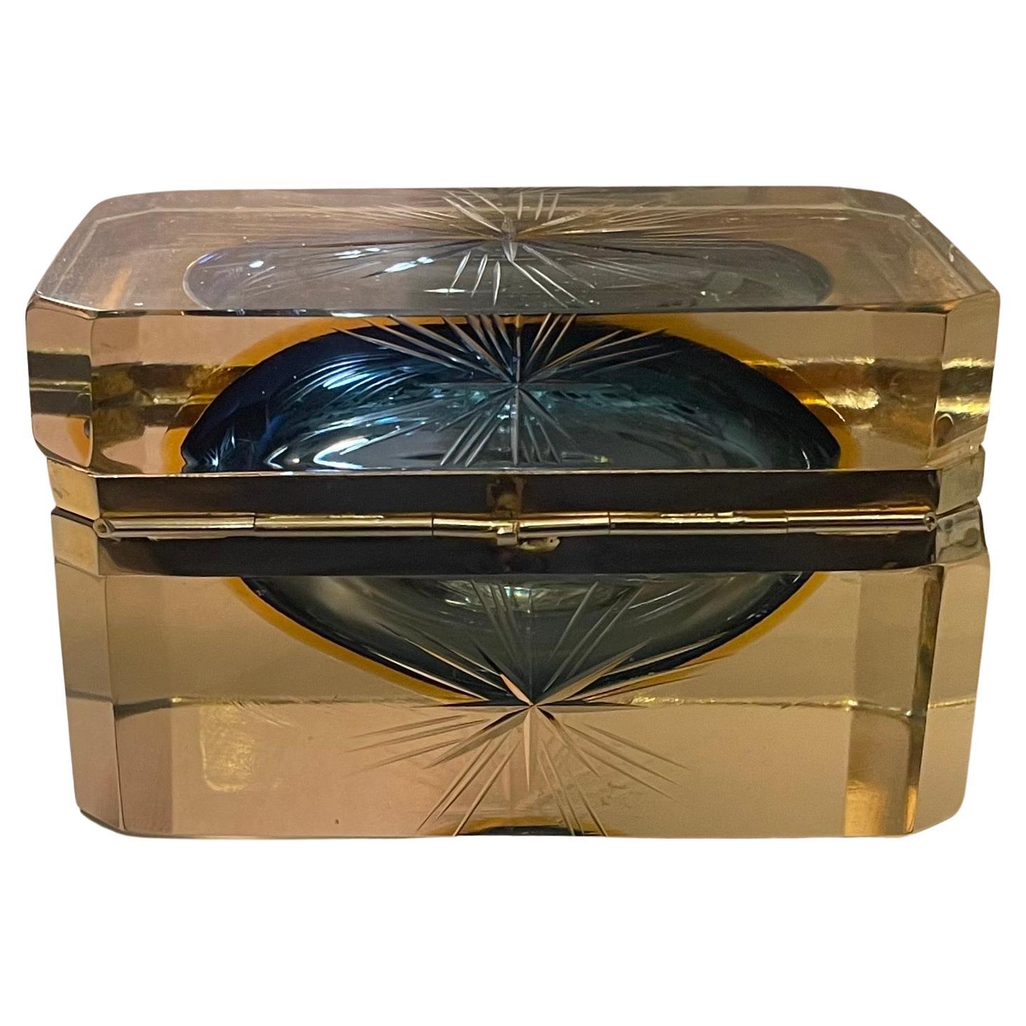 Merveilleuse boîte à bijoux / coffret en verre / cristal d'art moderne du milieu du siècle, avec de belles gravures en étoile et des ferrures en laiton doré, dans le style et la manière de Baccarat.