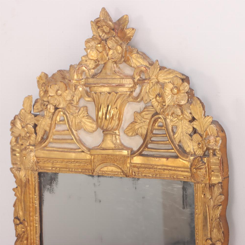 Francese Uno splendido specchio francese Luigi XV in legno dorato, C.1800. in vendita
