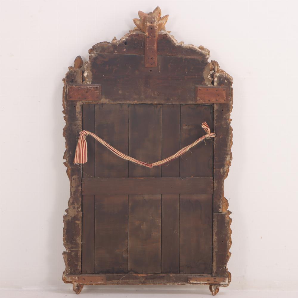 Intagliato a mano Uno splendido specchio francese Luigi XV in legno dorato, C.1800. in vendita