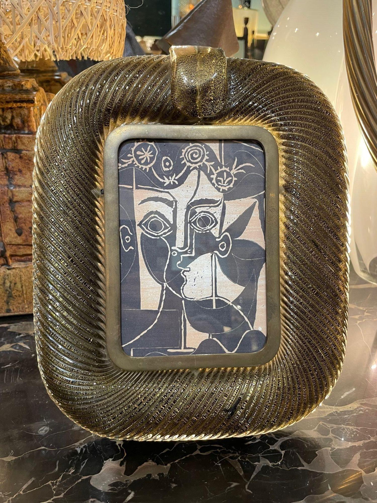 Ein wunderschöner italienischer Murano-Glasrahmen aus den 1960er Jahren von Tommaso Barbi mit Avventurina-Blattgold, bronzefarbenem Torchon-Murano-Glasrahmen um eine zentrale Messingfassung. Mit originalem Messingständer, gestempelt 