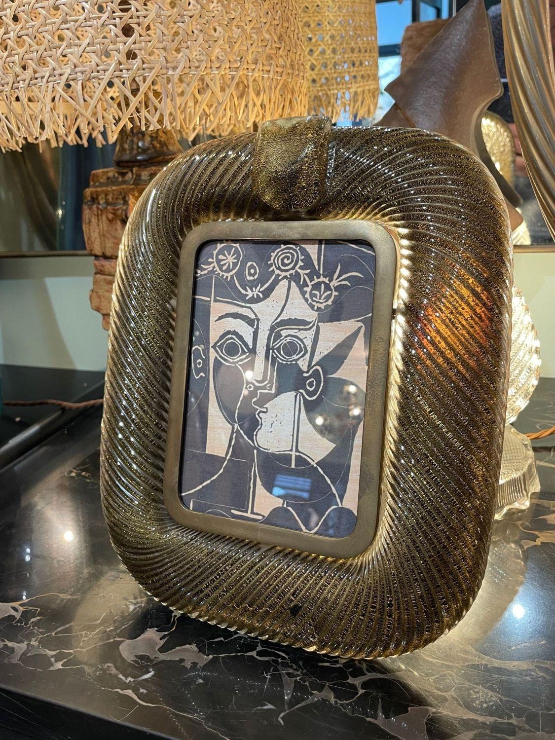 Milieu du XXe siècle Magnifique cadre italien en verre de Murano et laiton des années 1960 par Tommaso Barbi en vente