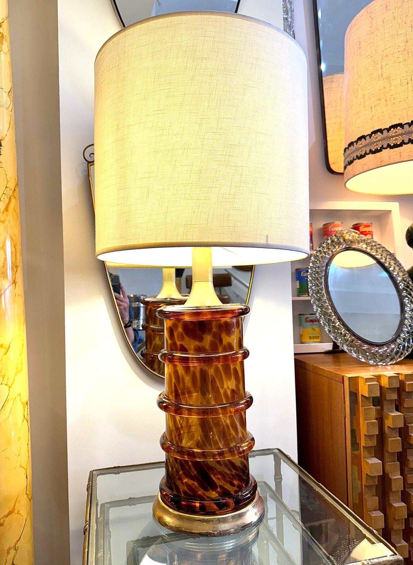 Una meravigliosa grande lampada italiana degli anni '70 in vetro di Murano e ottone, nello stile di Dior Home, con base e collo in ottone massiccio. Ricablata con nuovi raccordi in ottone, cavo d'oro antico flessibile e testata con PAT, con il