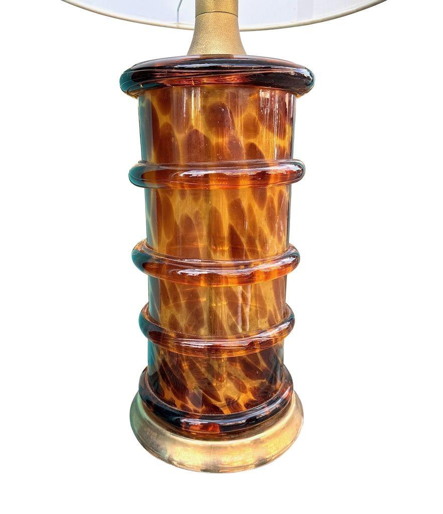 Italiano Splendida lampada italiana degli anni '70 in vetro di Murano finto tartaruga e ottone in vendita