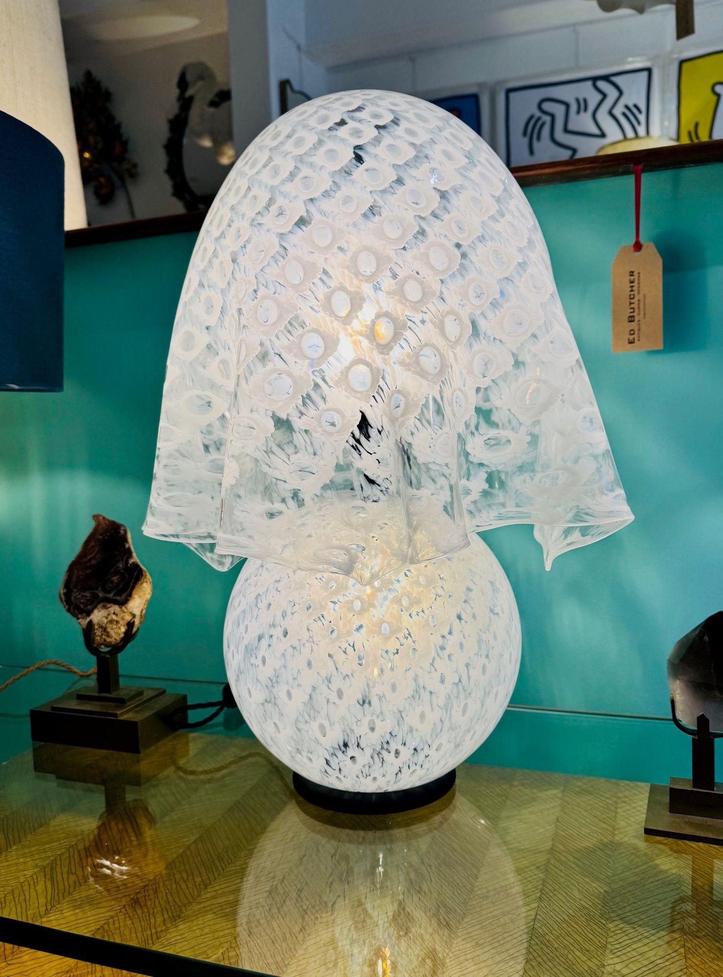 Una meravigliosa lampada a fazzoletto in vetro di Murano degli anni '70, realizzata da La Murrina, con dettagli in vetro di Murano pavone.  Timbrata con la targhetta La Murrina. La base e la parte superiore della lampada sono dotate di una luce che
