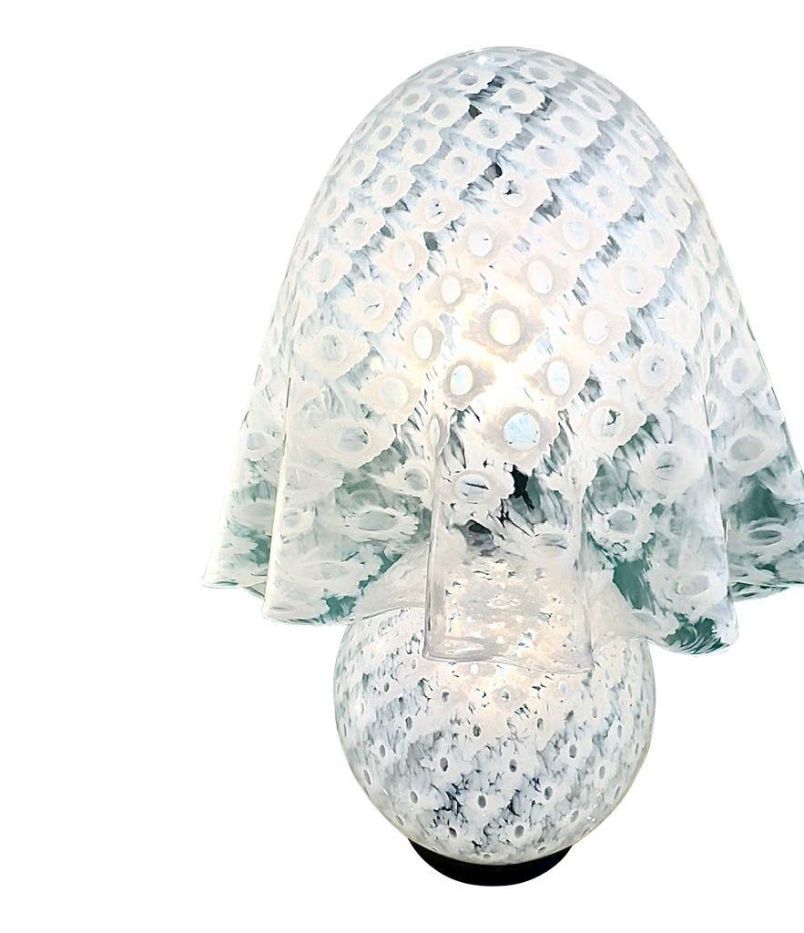 Fine XX secolo Una meravigliosa grande lampada a fazzoletto in vetro di Murano degli anni '70, firmata La Murrina in vendita