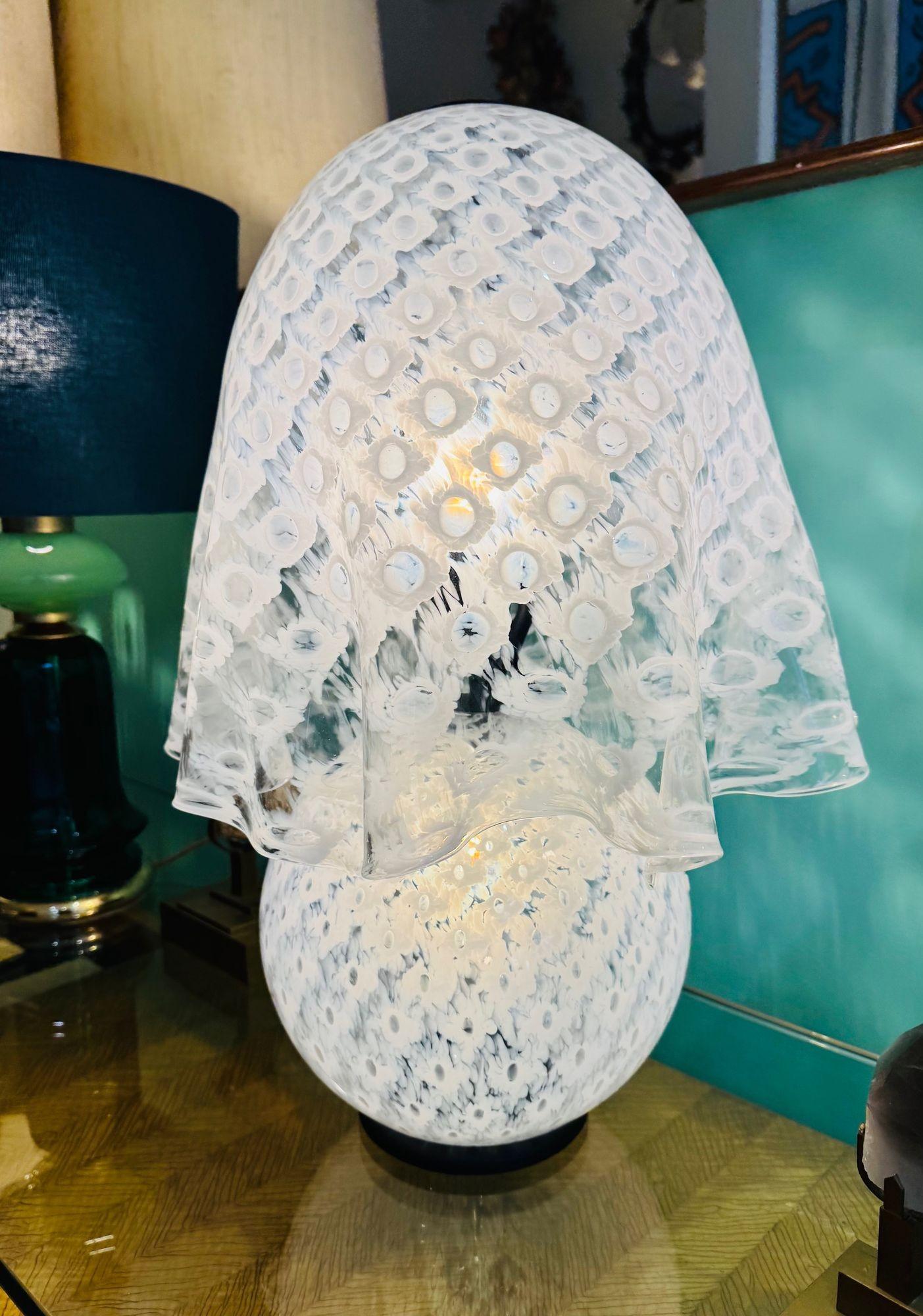 Vetro di Murano Una meravigliosa grande lampada a fazzoletto in vetro di Murano degli anni '70, firmata La Murrina in vendita