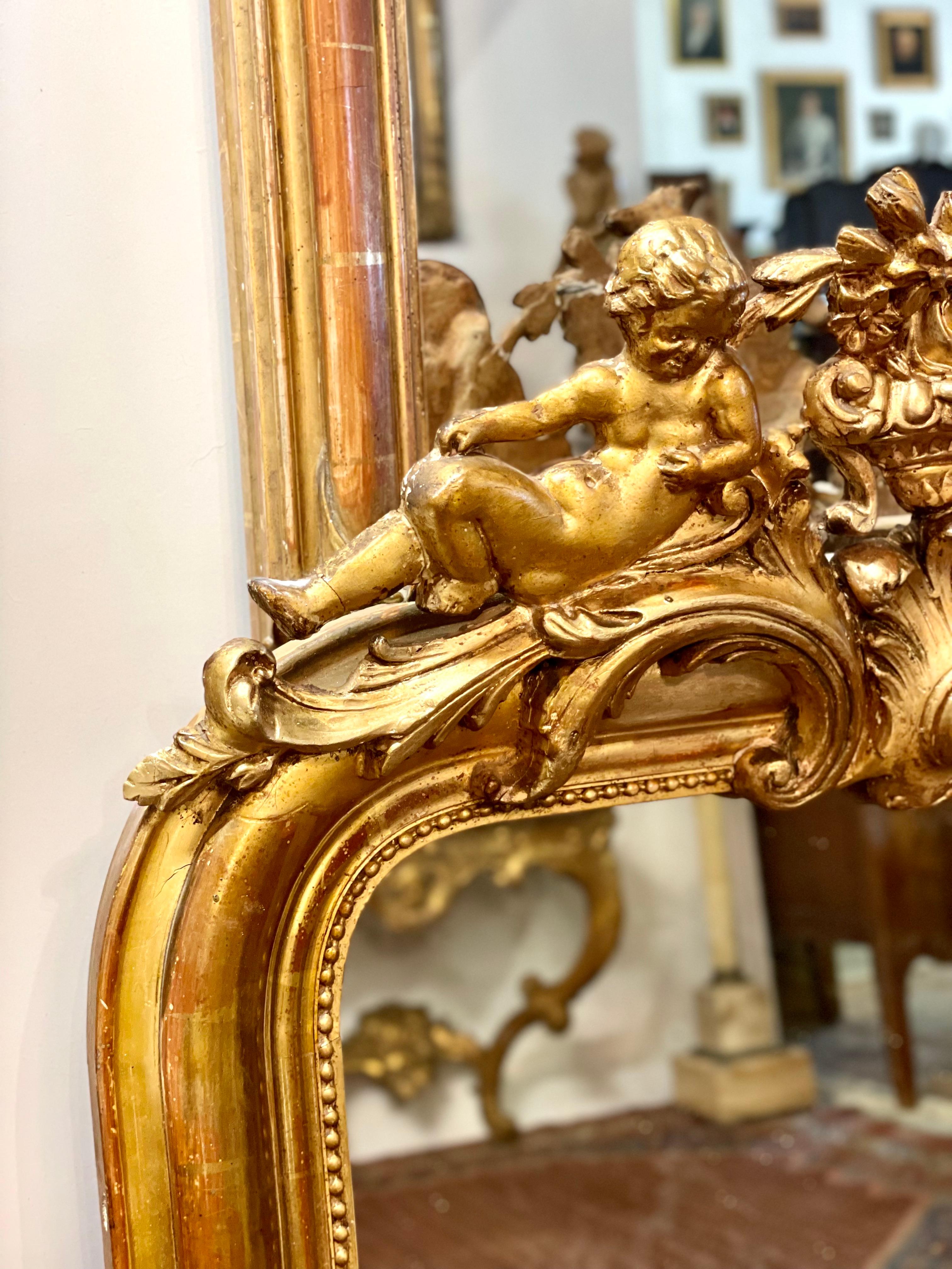 A wonderful Louis Philippe Gilt Mirror, with Crest of Cherubs In Good Condition In LA CIOTAT, FR