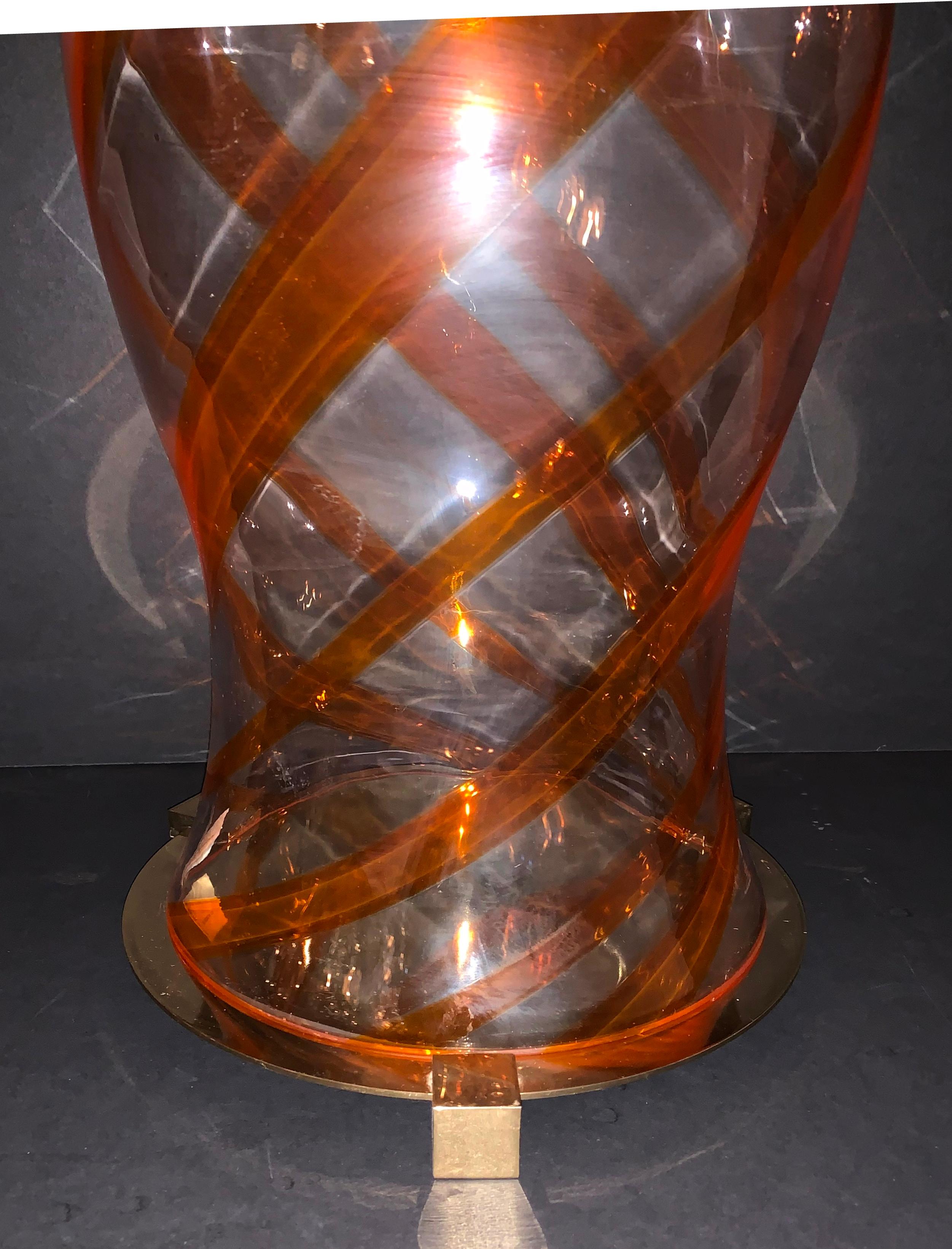 Wunderschöner, übergroßer Hurrikan mit mundgeblasenem, urnenförmigem Glasschirm mit rotem Wirbelmotiv, der auf einem Bronzesockel ruht
Maße: Basis 10 1/2