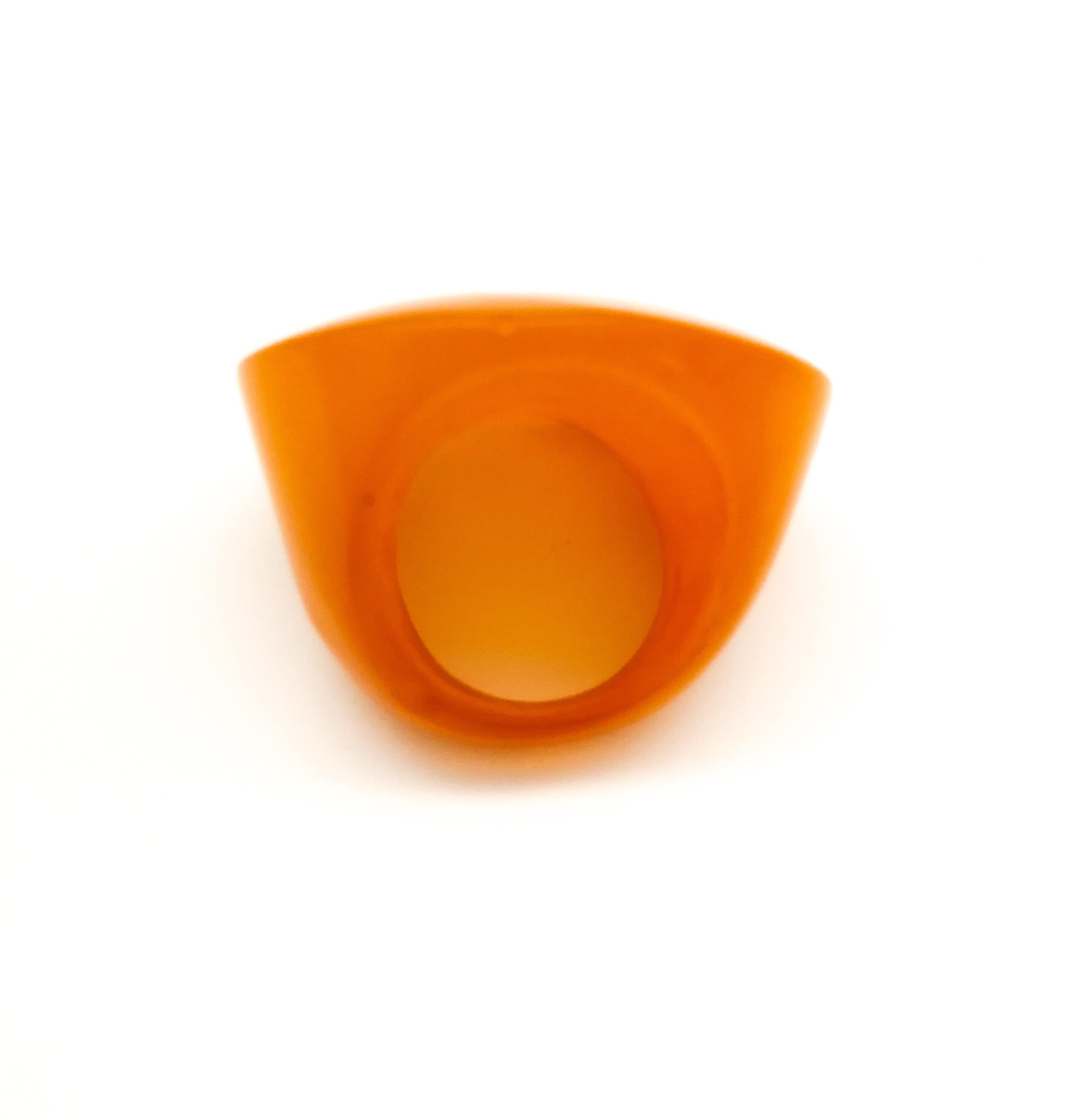 A wonderful orange Bakelite necklace, bangle and ring combination, 1930s For Sale 3