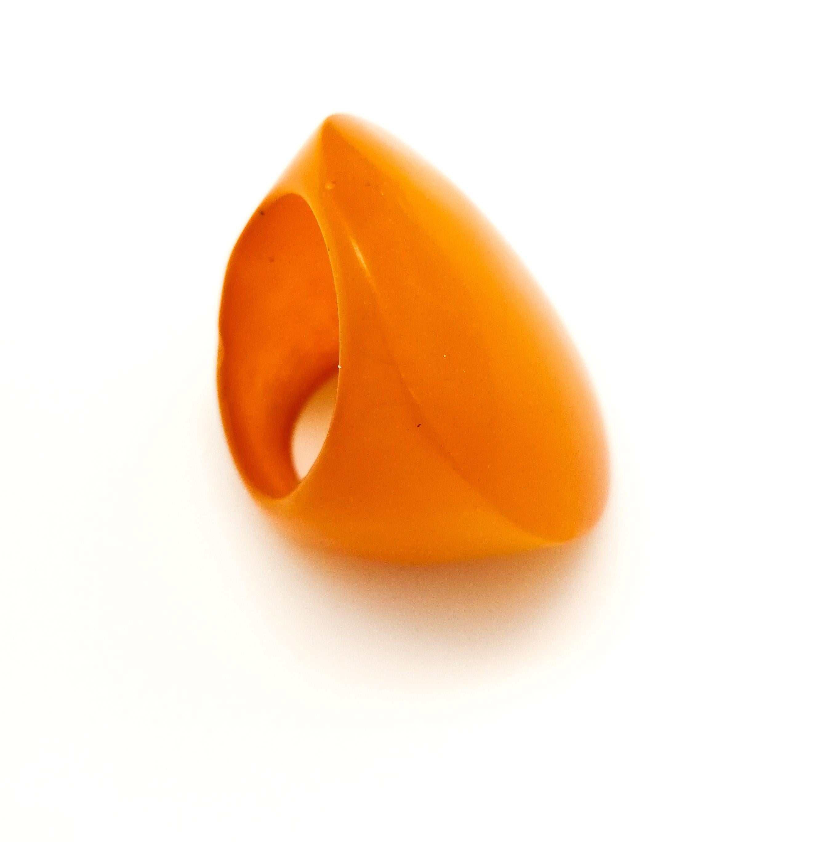A wonderful orange Bakelite necklace, bangle and ring combination, 1930s For Sale 4